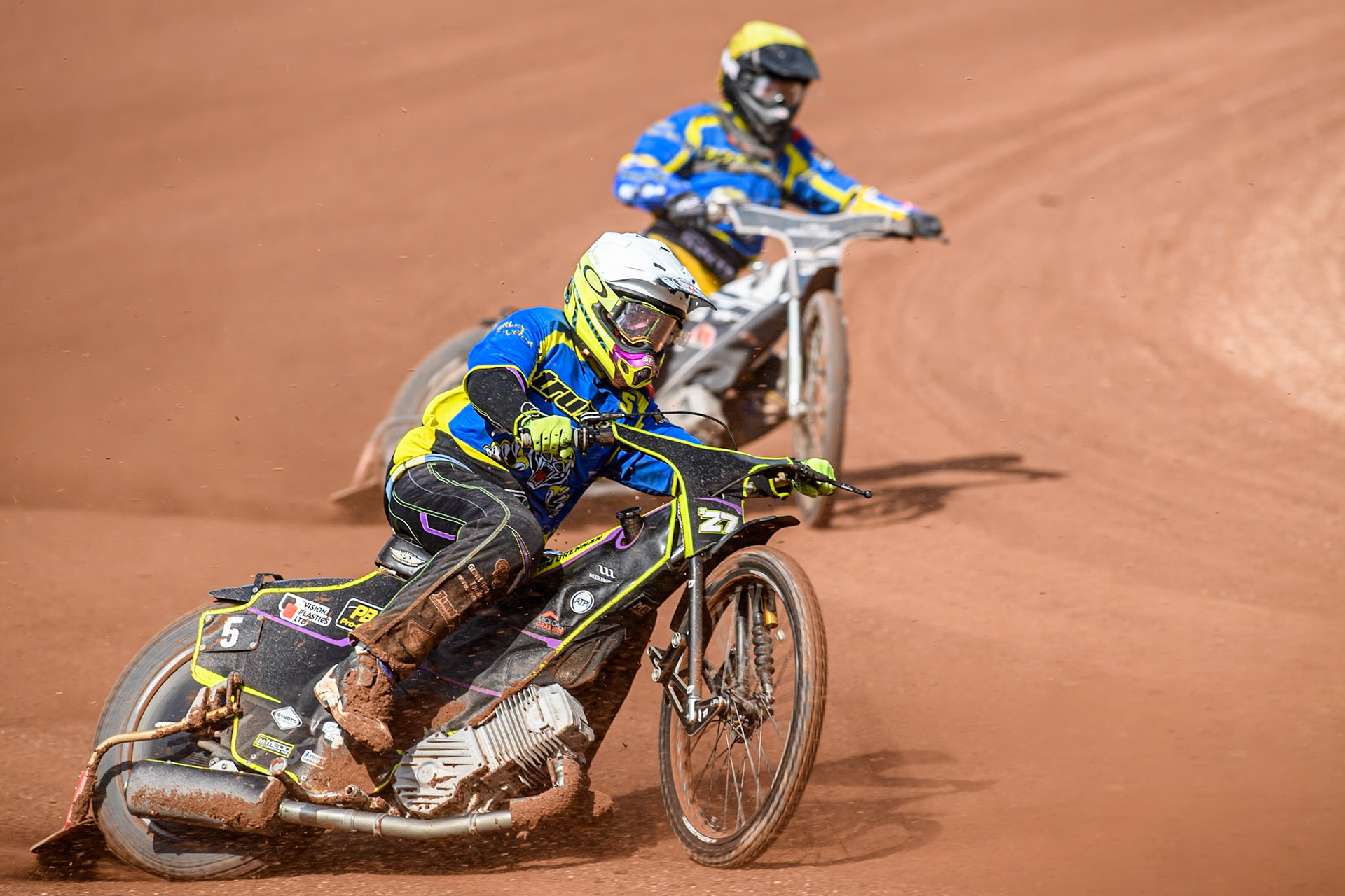 Sheffield Tigers' Guest Rider Tom Brennan in White  leading Sheffield Tigers' Guest Rider Joe Thompson  in Yellow during the Rowe Motor Oil Premiership match between Belle Vue Aces and Sheffield Tigers at the National Speedway Stadium, Manchester on Monday 26th August 2024. (Photo: Ian Charles | MI News)