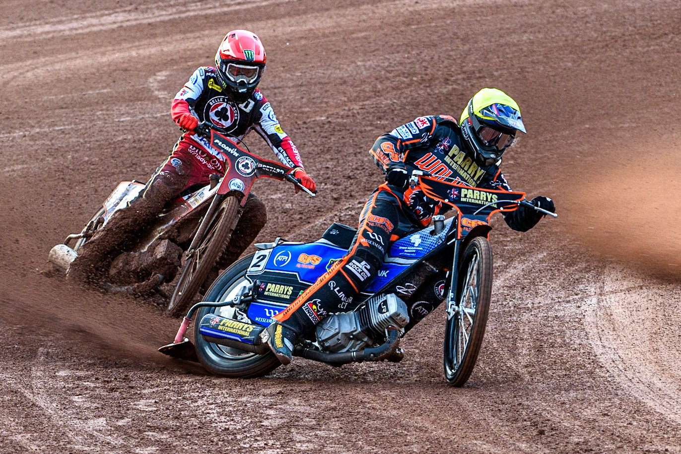 Steve Worrall (Yellow) leads Dan Bewley (Red) during the Sports Insure Premiership Knock Out Cup Quarter Final 2nd Leg between Belle Vue Aces and Wolverhampton Wolves at the National Speedway Stadium, Manchester on Thursday 18th May 2023. (Photo: Ian Charles | MI News)
