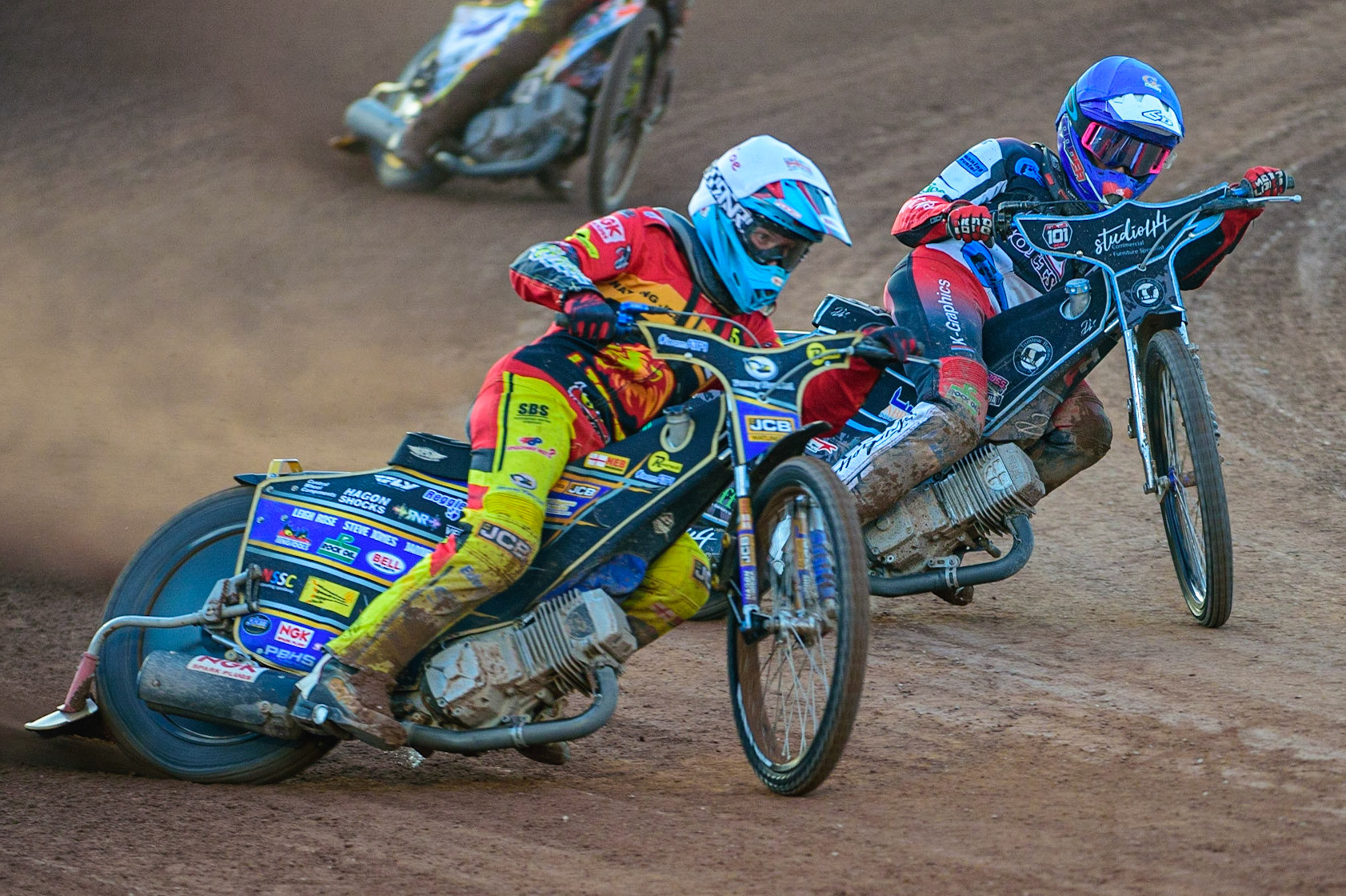 Joe Thompson   (White) outside Freddy Hodder (Blue) during the National Development League match between Belle Vue Aces and Leicester Lions at the National Speedway Stadium, Manchester on Friday 19th August 2022. (Credit: Ian Charles | MI News)