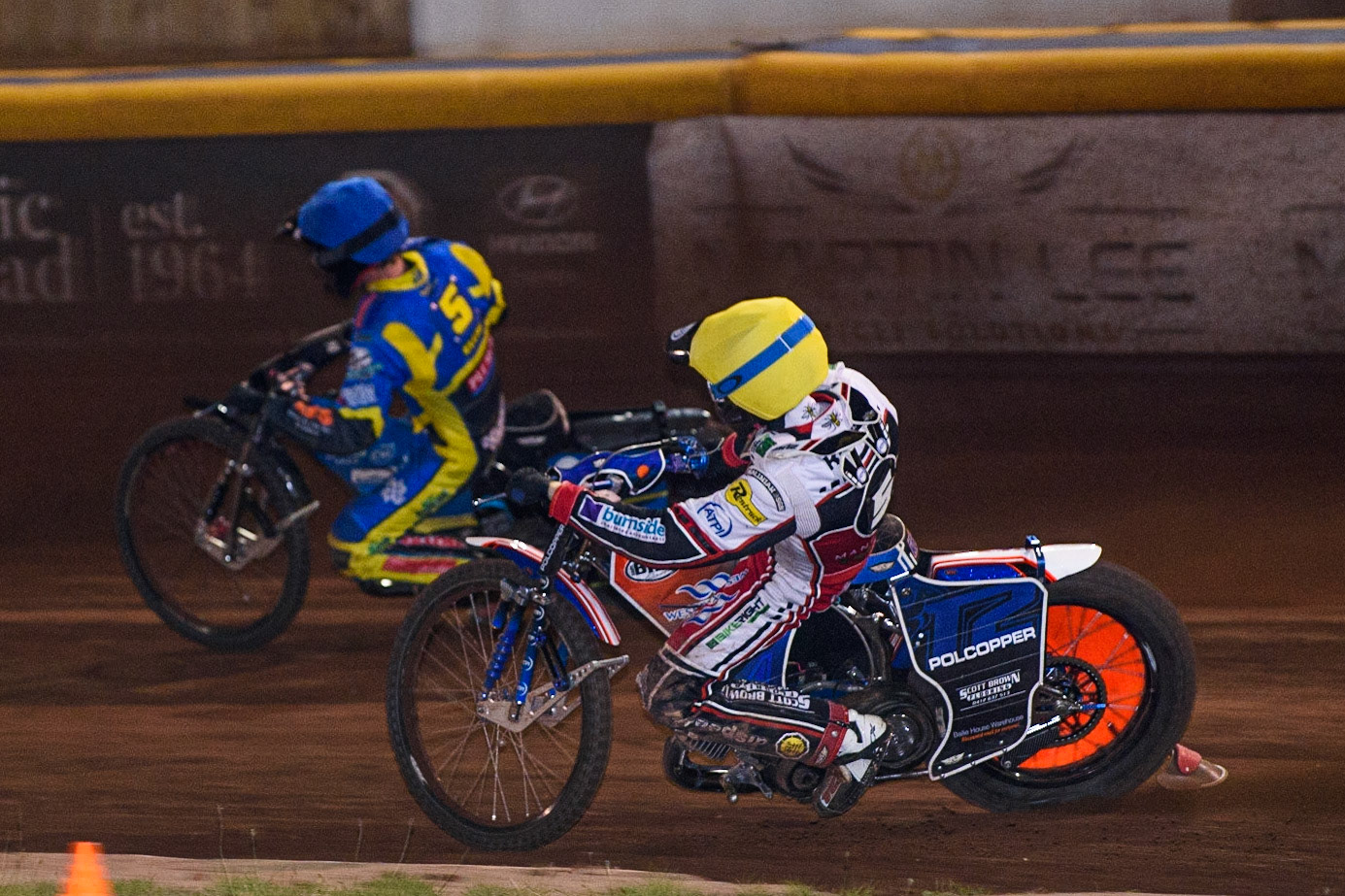 SHEFFIELD, UK. AUG 2NDBrady Kurtz  (Yellow) chases Adam Ellis   (Blue) during the SGB Premiership match between Sheffield Tigers and Belle Vue Aces at Owlerton Stadium, Sheffield on Thursday 2nd September 2021. (Credit: Ian Charles | MI News)