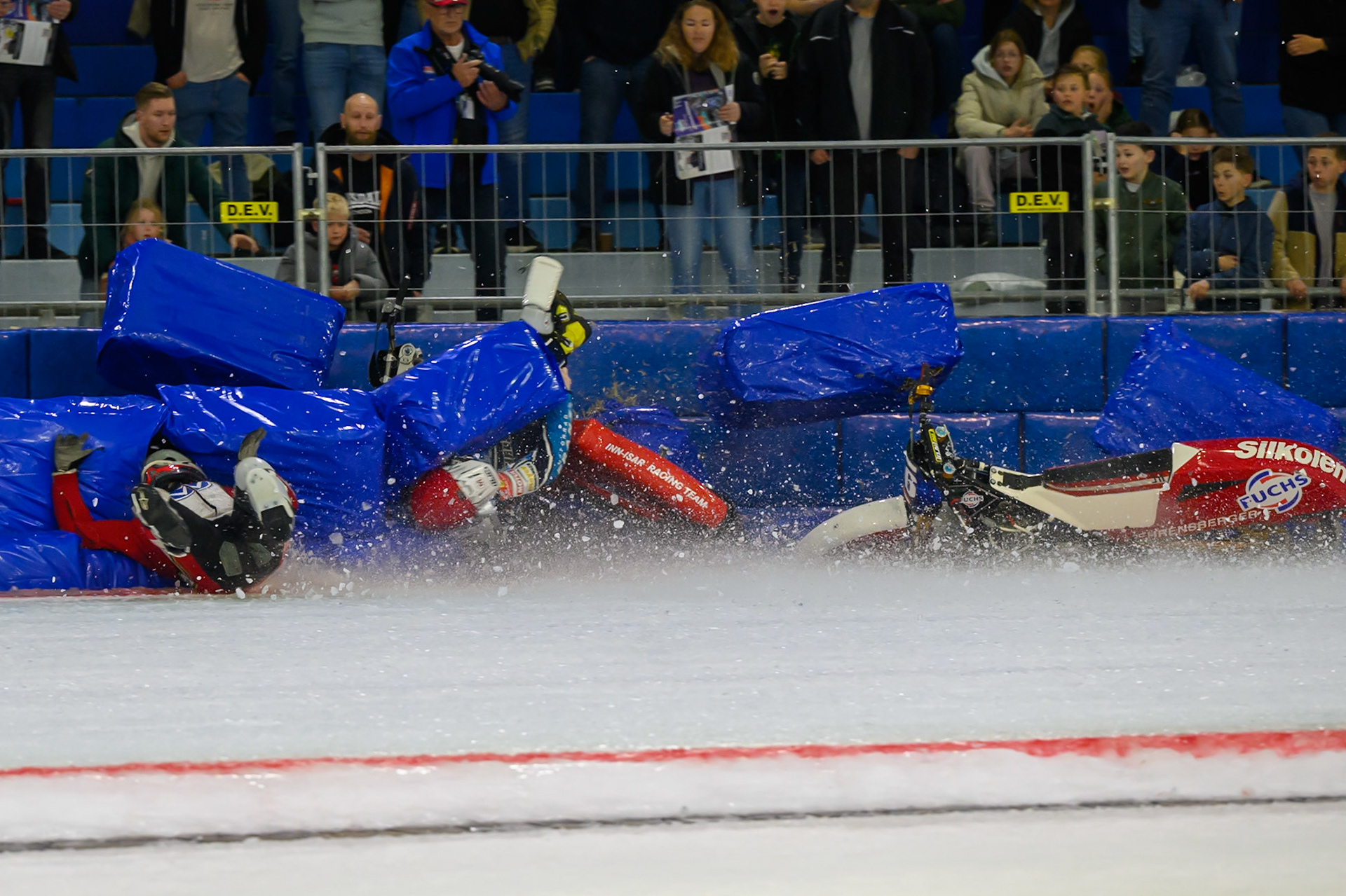 Simon Mayer of Germany in Red and Josef Kreuzberger of Austria in Blue collide and crash  during the ROELOF THIJS BOKAAL at Ice Rink Thialf, Heerenveen on Friday 10th April 2026.  (Photo: Ian Charles | MI News)