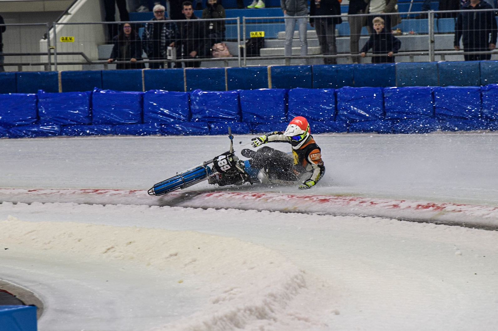 Melwin Björklin of Sweden falls when eating the Grand Final during the Roelof Thijs Bokaal, Ice Rink Thialf, Heerenveen, Netherlands on Friday 4th April 2025. (Photo: Ian Charles | MI News)