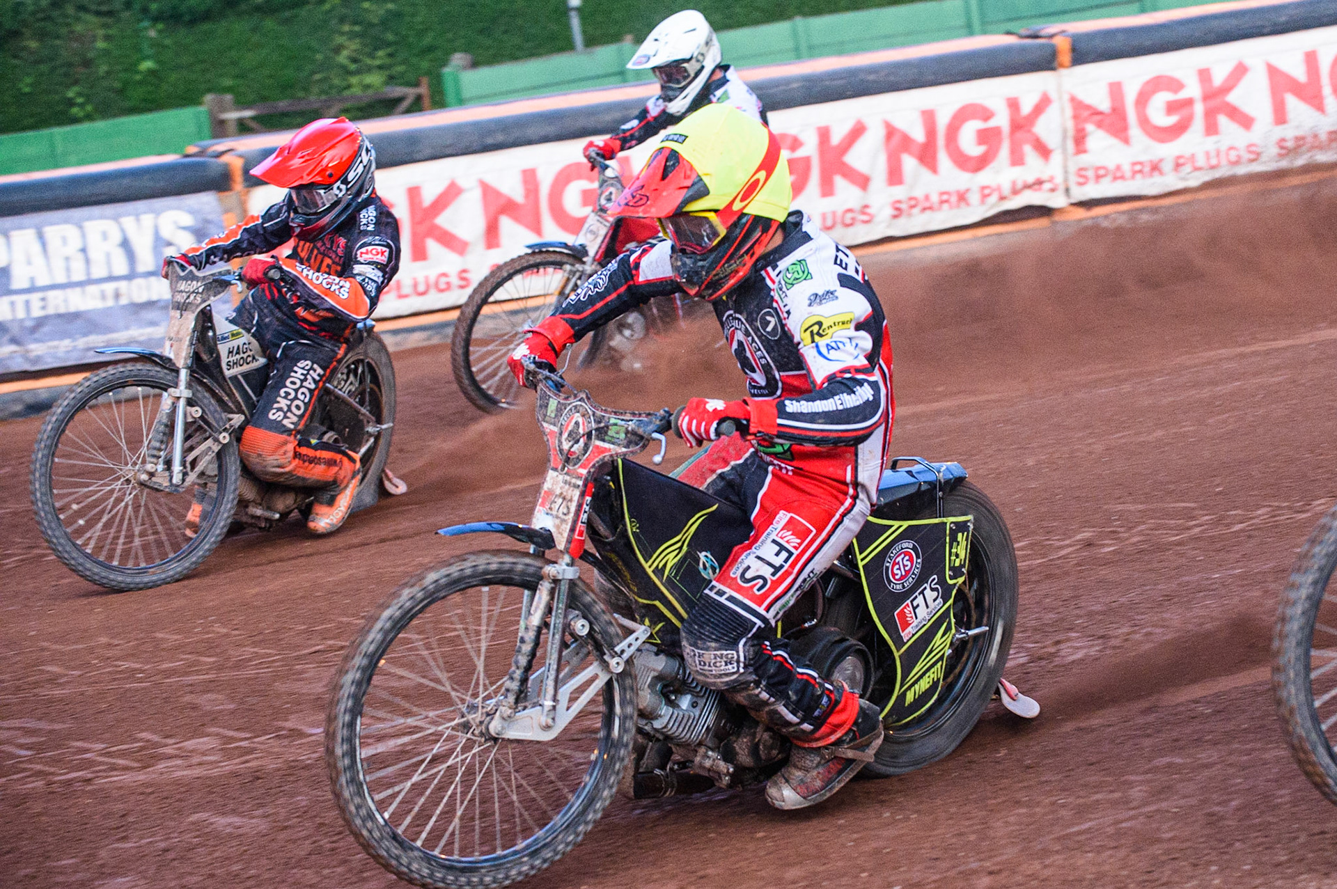 WOLVERHAMPTON, UK. JULY 26TH  Jye Etheridge  (Yellow) inside Broc Nicol  (Red) and Richie Worrall  (White) during the SGB Premiership match between Wolverhampton Wolves and Belle Vue Aces at the Ladbroke Stadium, Wolverhampton on Monday 26th July 2021. (Credit: Ian Charles | MI News)