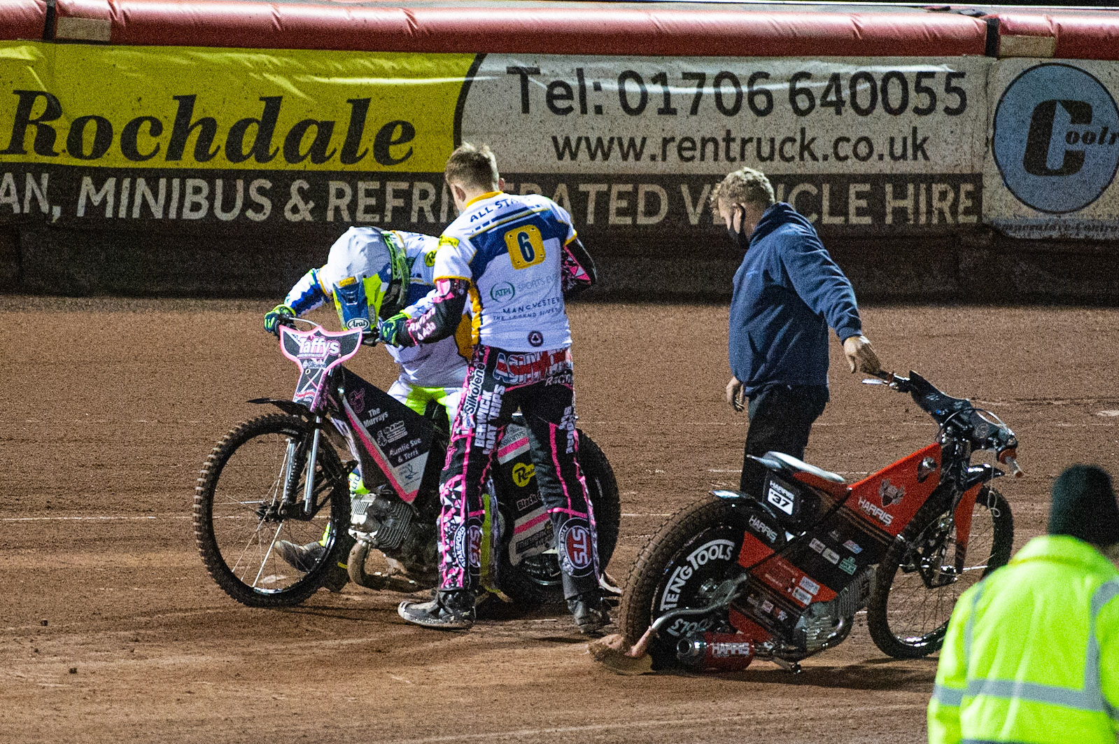 Photo: Ian CharlesChris Harris of the 'ATPI' All Stars suffers machine problems so borrows a bike belonging to team mate Leon Flint (6)Belle Vue ‘Bikerite ’Aces v ‘ATPI’ All Stars, Premiership Challenge, National Speedway Stadium, Manchester Thursday  24  September  2020