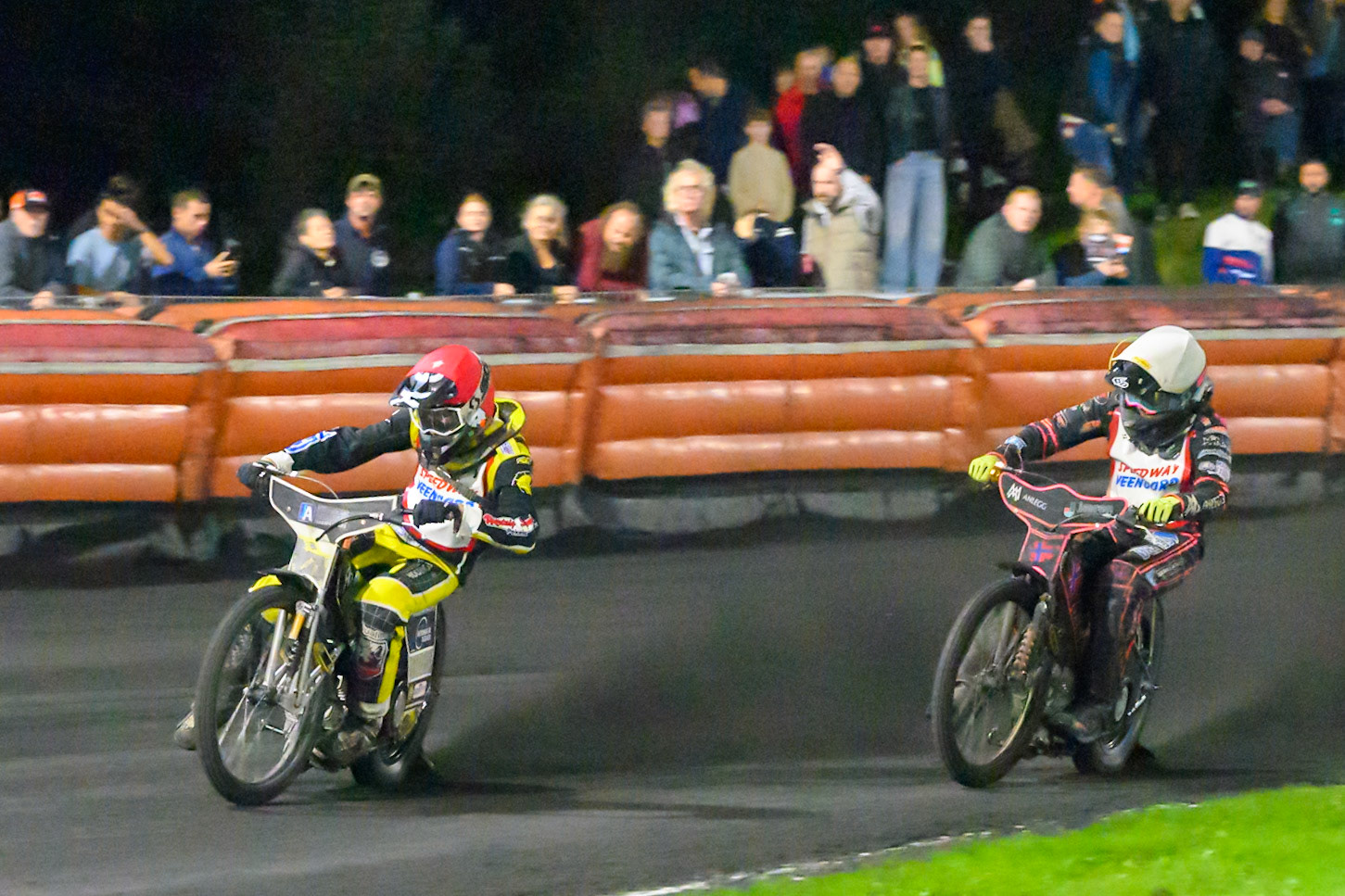 Mika Meijer of The Netherlands in Red leading Glenn Moi of Norway in White during the Gouden KENNY Helm at Speedway Veenoord, Veenoord in the Netherlands on Saturday 19th September 2026. (Photo: Ian Charles | MI News)
