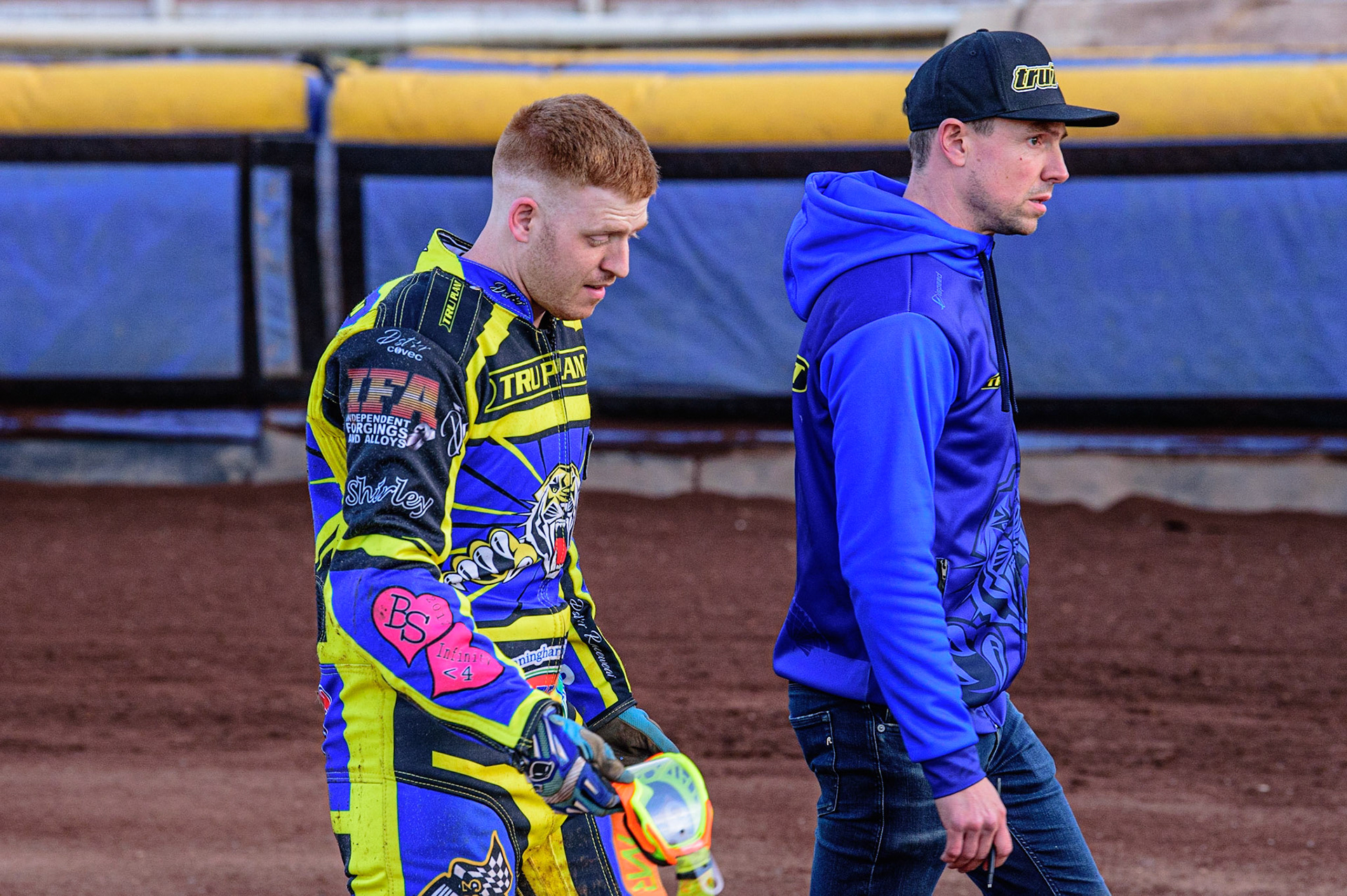 SHEFFIELD, UK. MAY 26TH  Norick Blödorn  (left) with Sheffield team manager Simon Stead   after his fall during the SGB Premiership match between Sheffield Tigers and Belle Vue Aces at Owlerton Stadium, Sheffield on Thursday 26th May 2022. (Credit: Ian Charles | MI News)