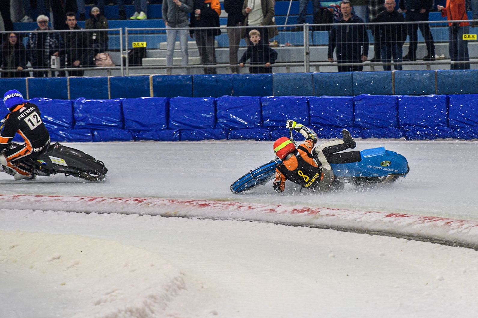 Melwin Björklin of Sweden falls when eating the Grand Final during the Roelof Thijs Bokaal, Ice Rink Thialf, Heerenveen, Netherlands on Friday 4th April 2025. (Photo: Ian Charles | MI News)