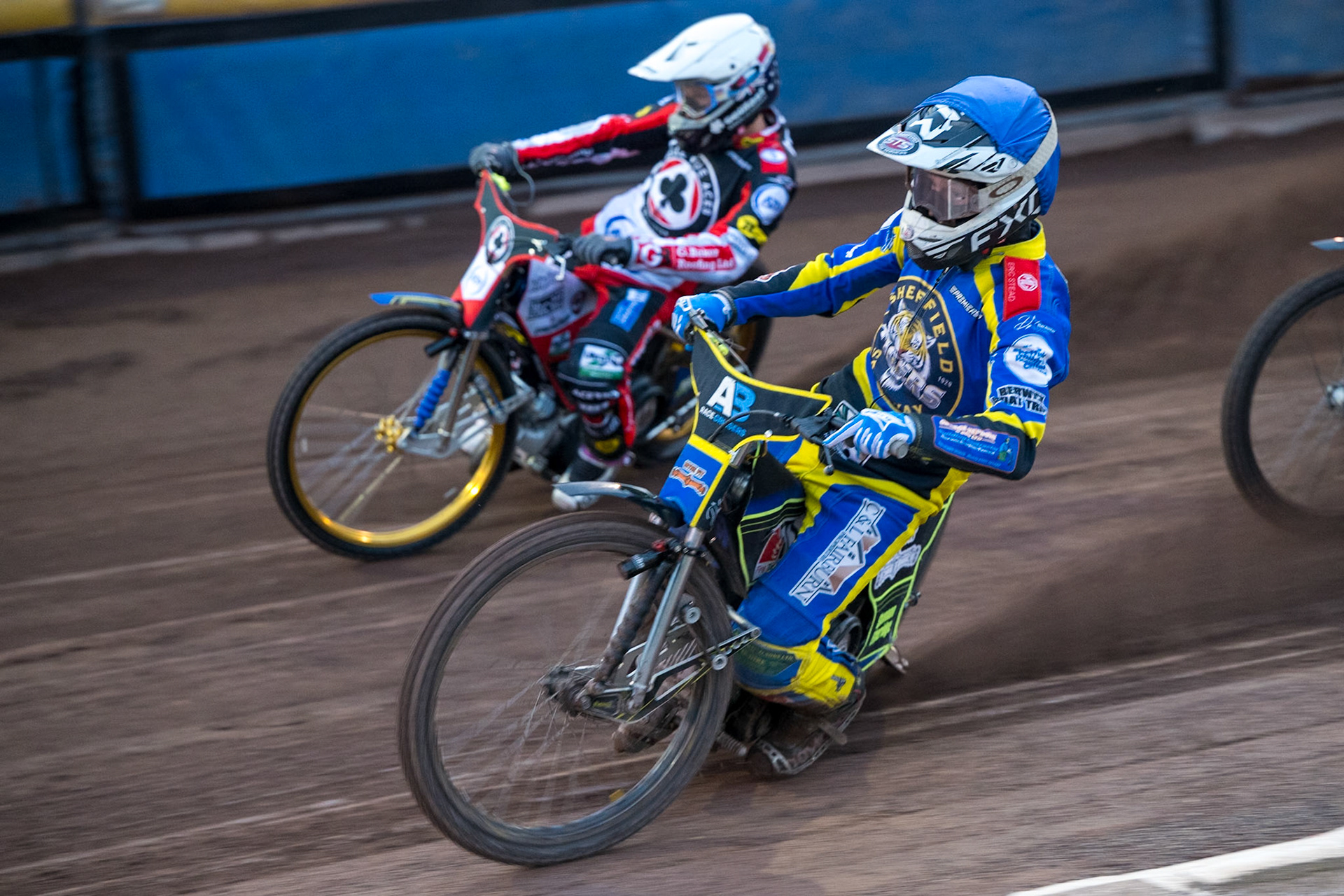 Jye Etheridge of Sheffield Tigers in Blue on the inside of Jason Doyle of Belle Vue Aces in White during the Rowe Motor Oil Premiership match between Sheffield Tigers and Belle Vue Aces at Owlerton Stadium, Sheffield on Monday 31st August 2026. (Photo: Ian Charles | MI News)