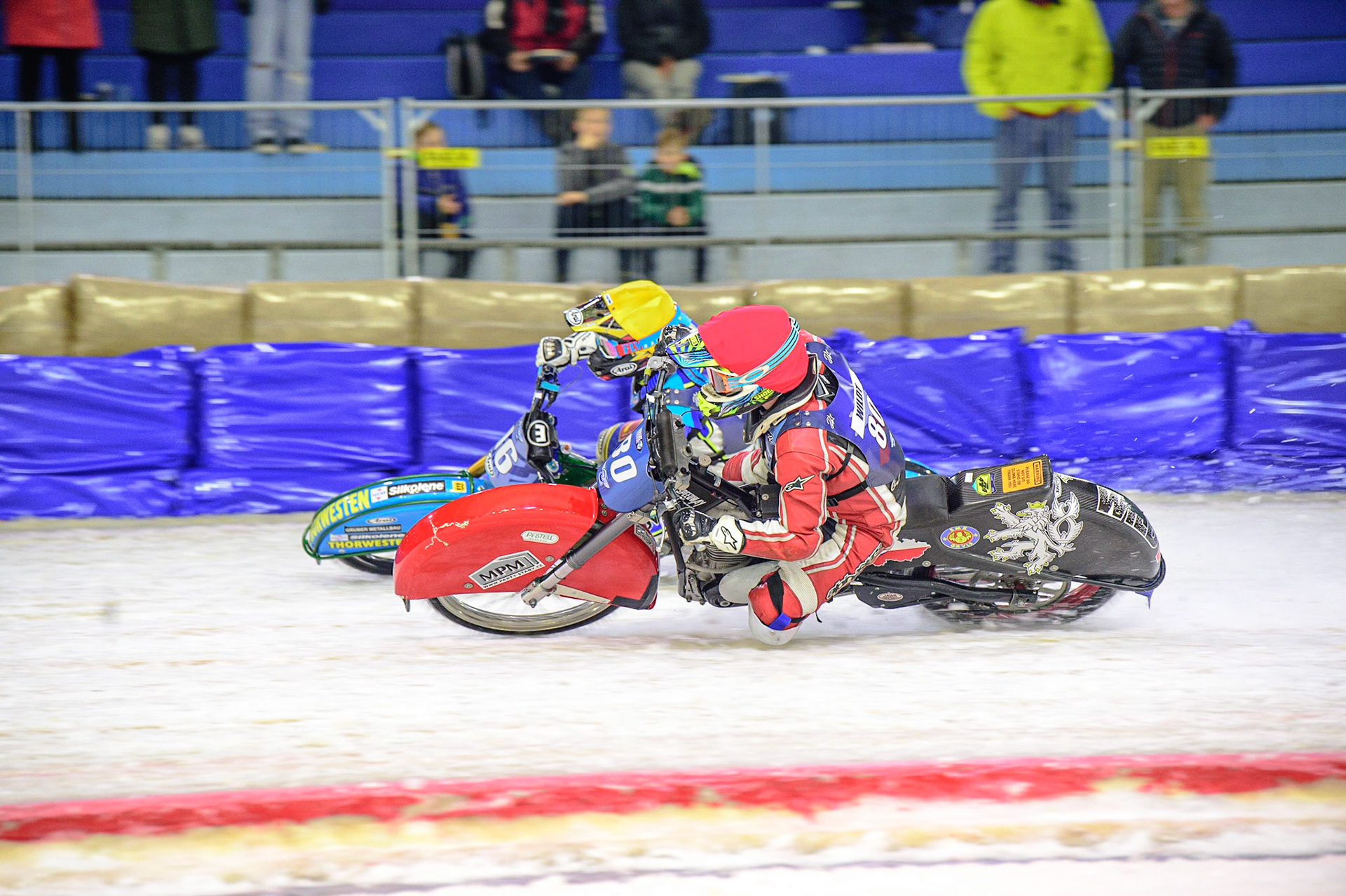 HEERENVEEN, NL. Jiri Wildt (80) (Red) inside’ Luca Bauer (16) (Yellow)  during the FIM Ice Speedway Gladiators World Championship Final 4 at Ice Rink Thialf, Heerenveen on Sunday  3 April 2022. (Credit: Ian Charles | MI News)