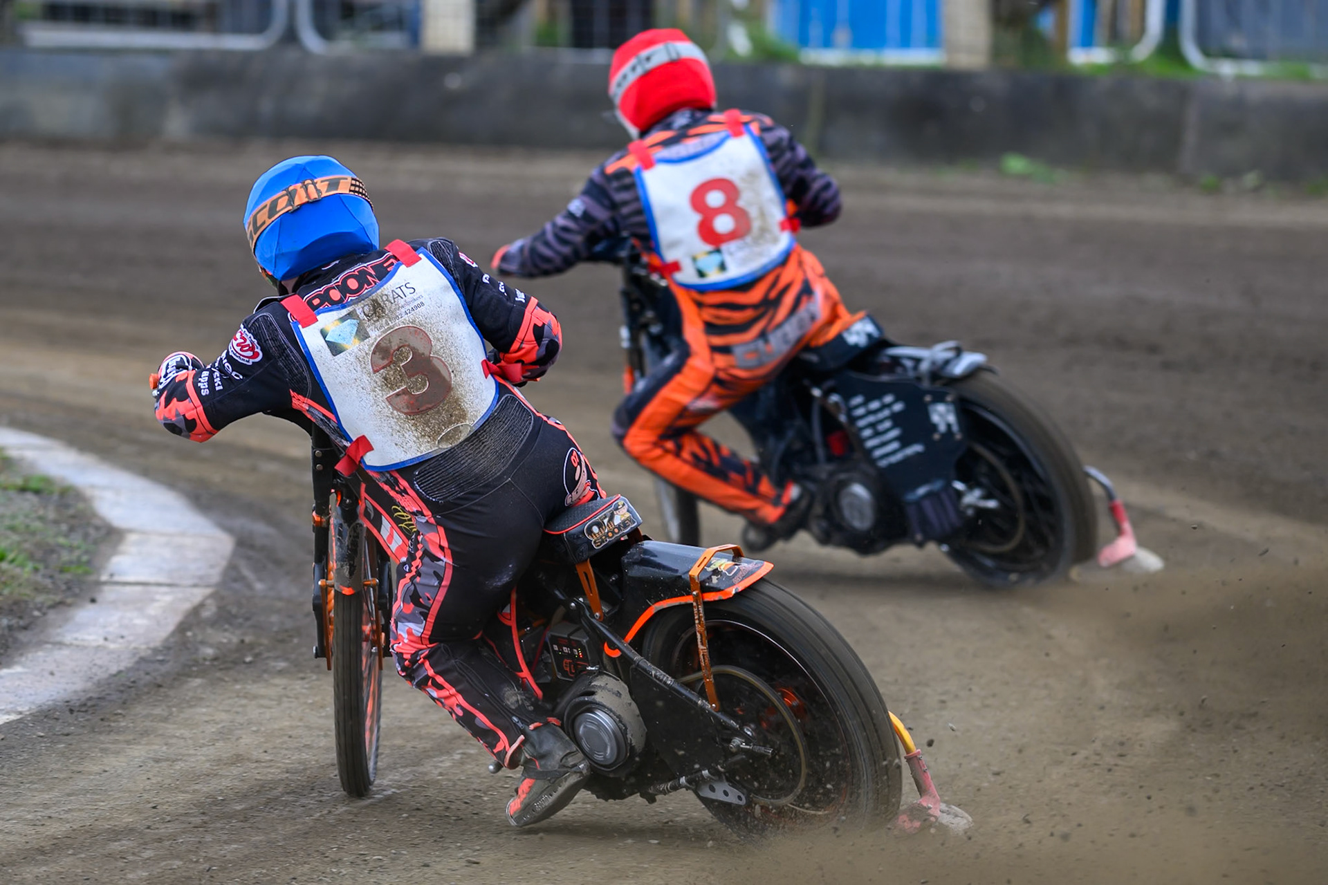 Alex Spooner in Blue chases Jack Roberts in Red during the Derbyshire Open at Hi-Edge Speedway, Buxton on Sunday 27th September 2026. (Photo: Ian Charles | MI News)
