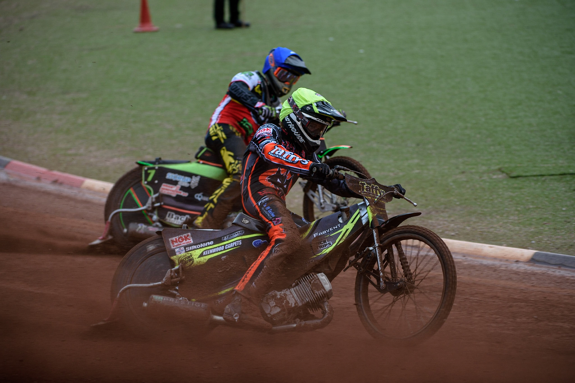 MANCHESTER, UK. AUGUST 30TH Leon Flint  (Yellow) outside Nikolaj B. Jakobsen  (Blue) during the SGB Premiership match between Belle Vue Aces and Wolverhampton Wolves at the National Speedway Stadium, Manchester on Monday 30th August 2021. (Credit: Ian Charles | MI News)