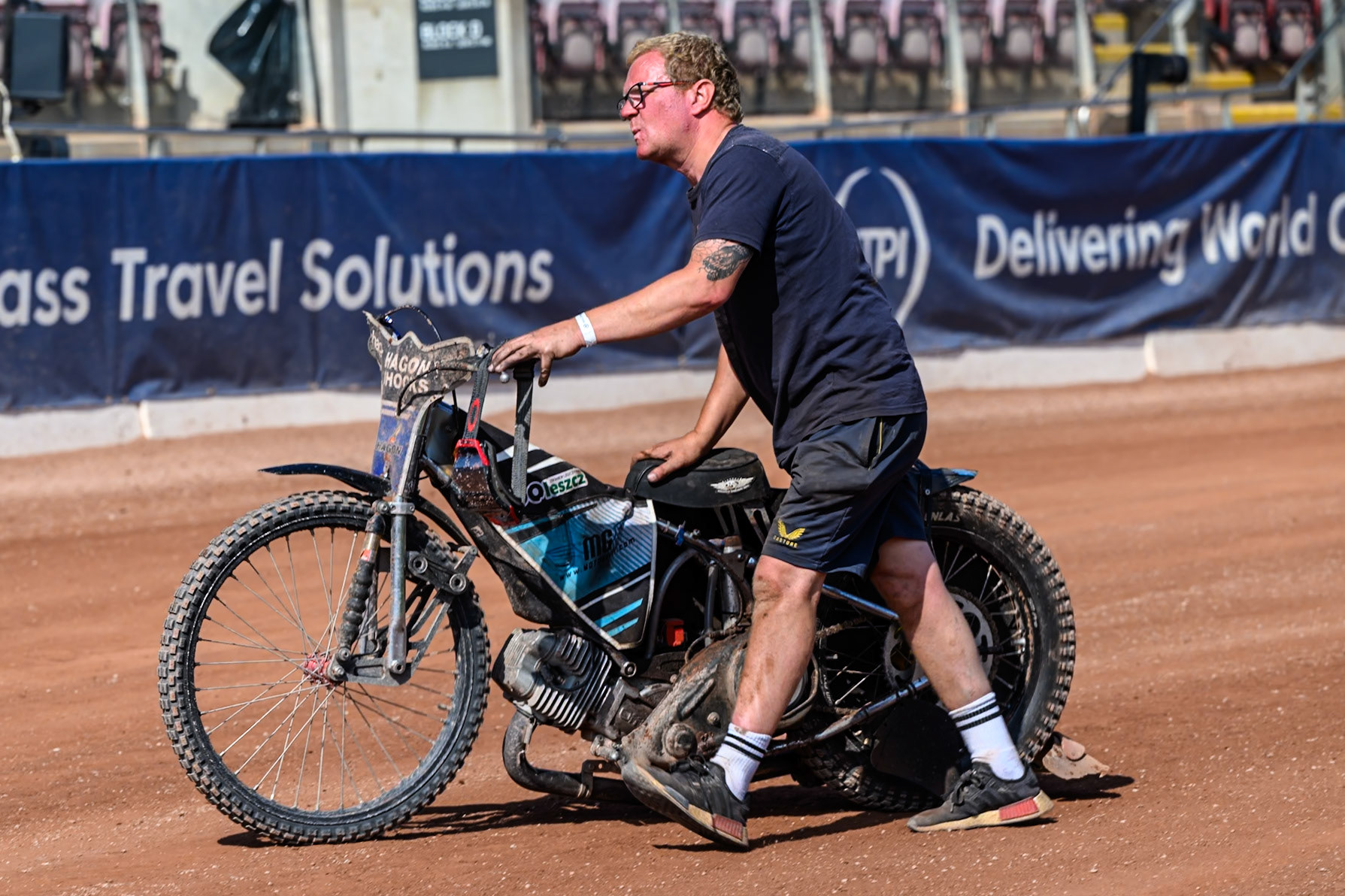 Harry Fletchers Mechanic pushes the failed machine back to the pits during the WSRA National Development League match between Belle Vue Colts and Middlesbrough Tigers at the National Speedway Stadium, Manchester on Sunday 10th August 2025. (Photo: Mark Fletcher | MI News)