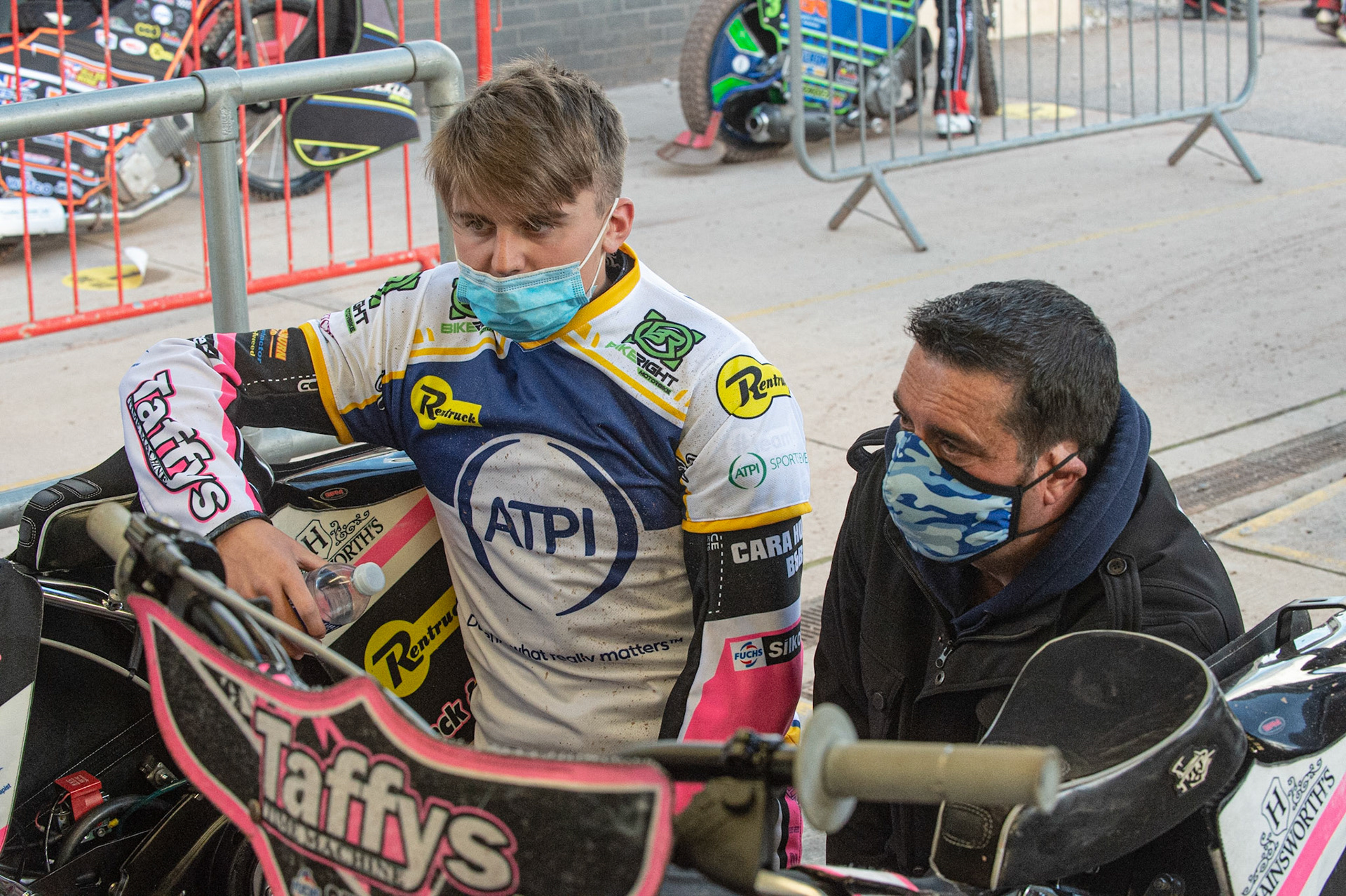 Photo: Ian CharlesLeon Flint of the 'ATPI' All Stars (left) in discussion with his mechanicBelle Vue ‘Bikerite ’Aces v ‘ATPI’ All Stars, Premiership Challenge, National Speedway Stadium, Manchester Thursday  24  September  2020