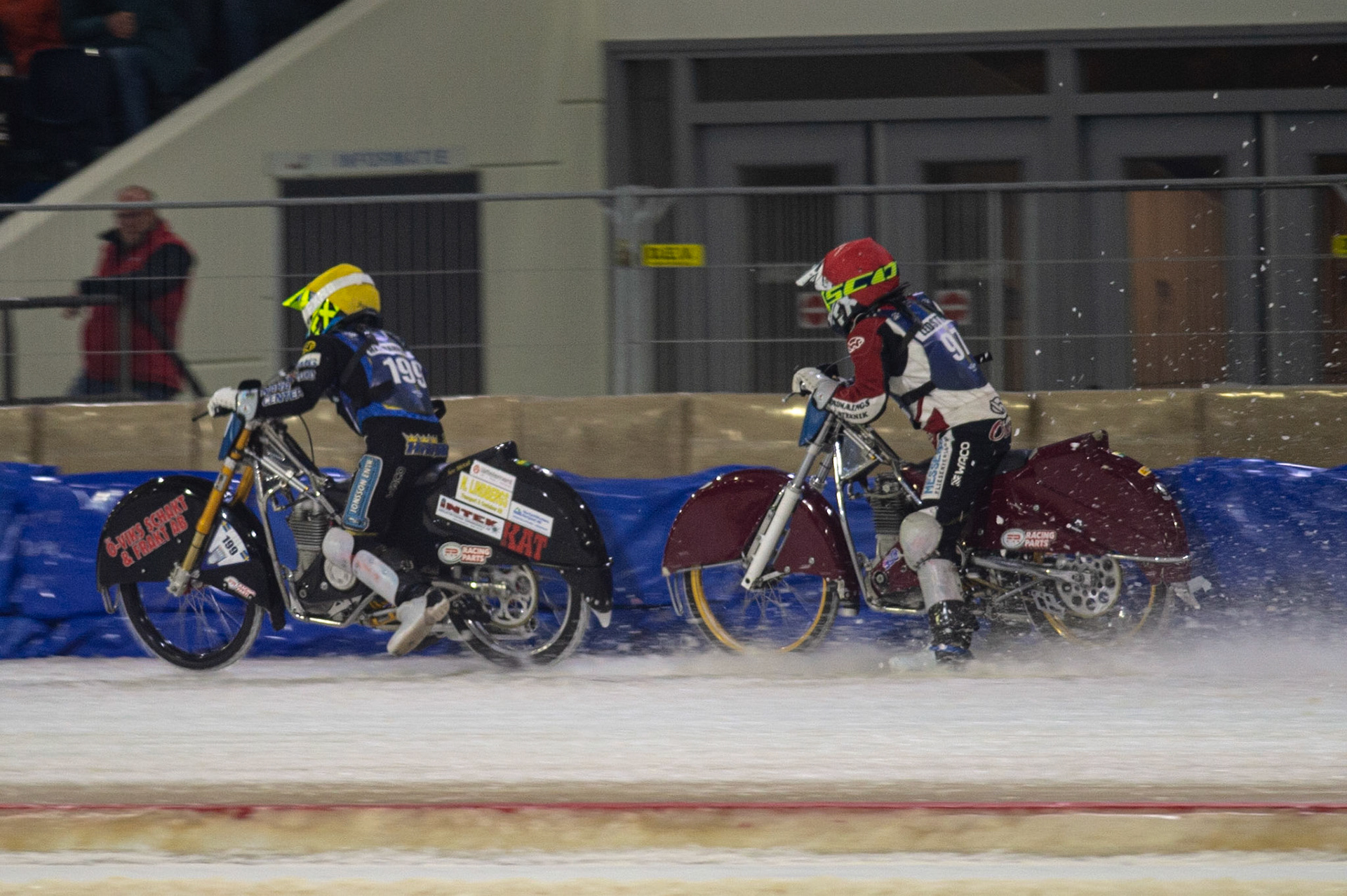 HEERENVEEN, NL. Martin Hååruhiltunen (199)  (Yellow) \l\ Ove Ledström (97)  (Red) during the FIM Ice Speedway Gladiators World Championship Final 3 at Ice Rink Thialf, Heerenveen on Saturday  2 April 2022. (Credit: Ian Charles | MI News)