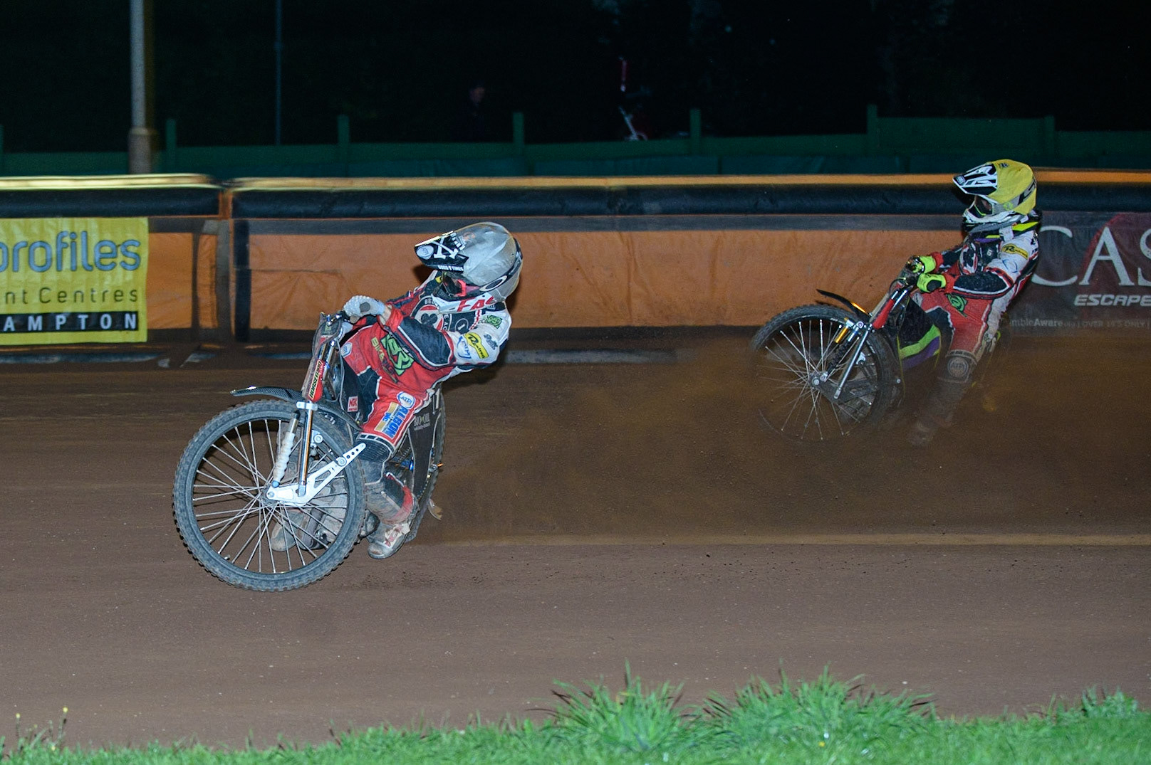 WOLVERHAMPTON, UK. AUGUST 30TH. Dan Bewley  (White) leads Tom Brennan  (Yellow) during the SGB Premiership match between Wolverhampton Wolves and Belle Vue Aces at Monmore Green Stadium, Wolverhampton on Monday 30th August 2021. (Credit: Ian Charles | MI News)