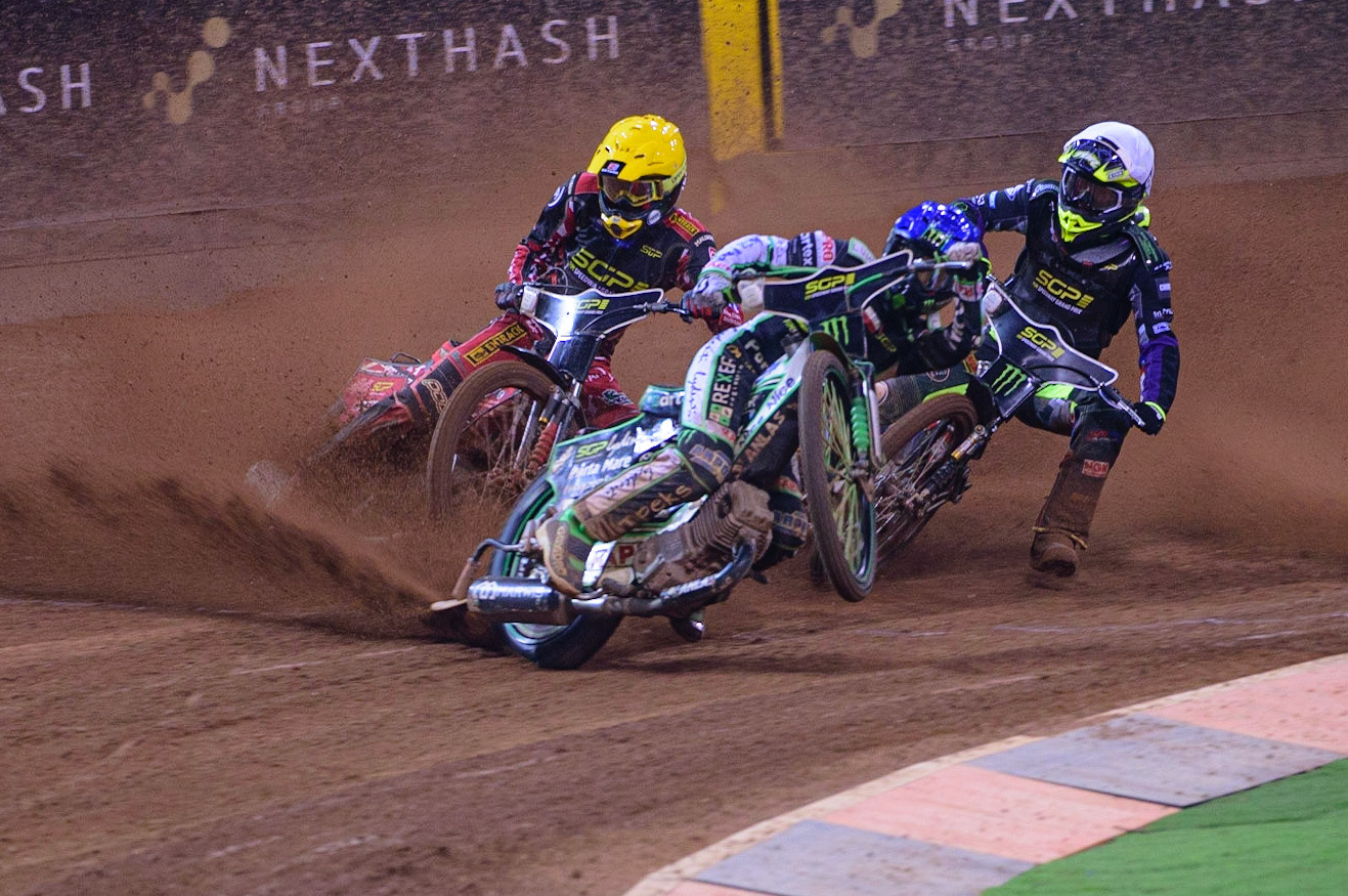 Patryk Dudek (692) (Blue) gets some lift ahead of  Max Fricke (46) (Yellow) and Tom Brennan (17) (White) during the FIM  Speedway Grand Prix of Great Britain at the Principality Stadium, Cardiff on Saturday 13th August 2022. (Credit: Ian Charles | MI News