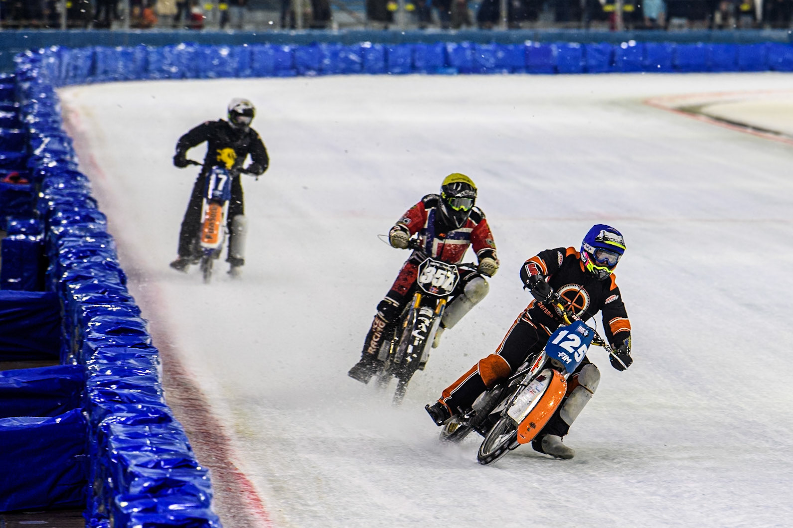 Sebastian Reitsma of The Netherlands in Blue leading Jo Saetre of Norway in Yellow and Leon Kramer of The Netherlands in White in the The Grand Final during the Roelof Thijs Bokaal, Ice Rink Thialf, Heerenveen, Netherlands on Friday 4th April 2025. (Photo: Ian Charles | MI News)