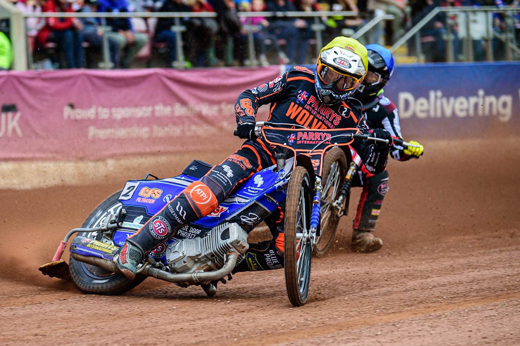 Steve Worrall  (Yellow) leads Tom Brennan  (Blue) during the SGB Premiership match between Belle Vue Aces and Wolverhampton Wolves at the National Speedway Stadium, Manchester on Monday 29th August 2022. (Credit: Ian Charles | MI News)