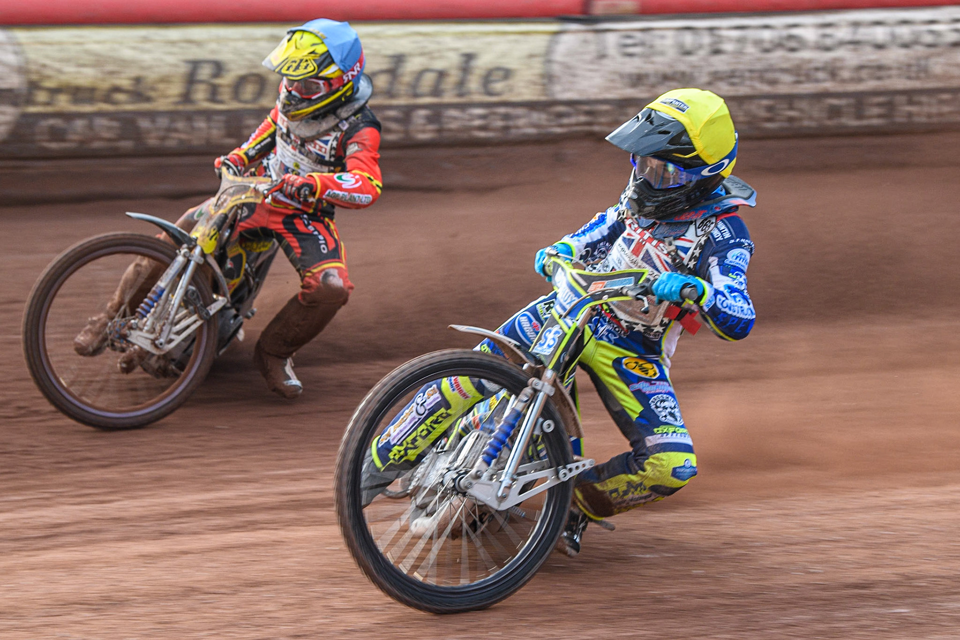 Jody Scott (Yellow) inside Max James  (Blue) during the British Youth Speedway Championships at the National Speedway Stadium, Manchester on Friday 21st July 2023. (Photo: Ian Charles | MI News)
