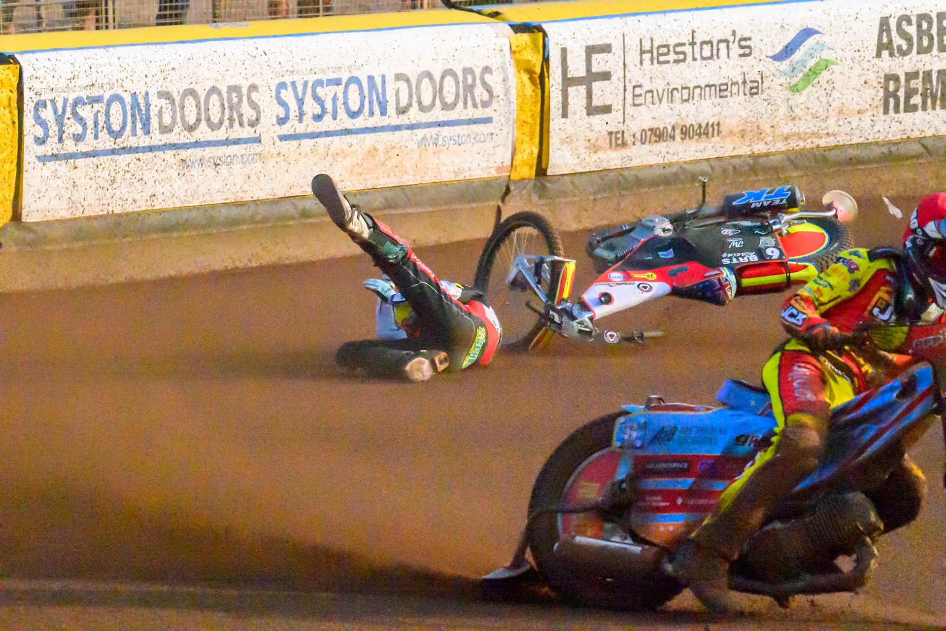 Tate Zischke of Belle Vue Aces in White loses control and flips off his bike during the Rowe Motor Oil Premiership match between Leicester Lions and Belle Vue Aces at the Hydroscan Arena, Leicester on Thursday 23rd July 2026. (Photo: Ian Charles | MI News)