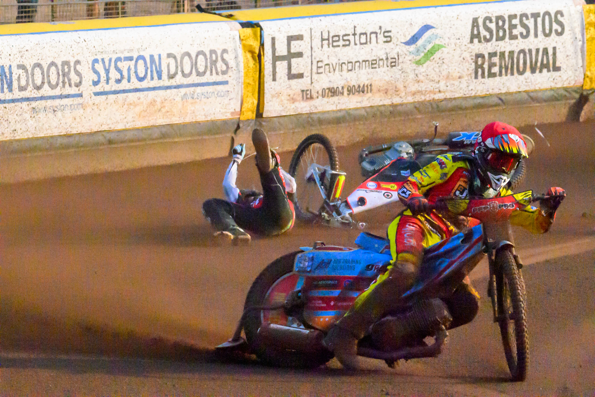 Tate Zischke of Belle Vue Aces in White loses control and flips off his bike during the Rowe Motor Oil Premiership match between Leicester Lions and Belle Vue Aces at the Hydroscan Arena, Leicester on Thursday 23rd July 2026. (Photo: Ian Charles | MI News)