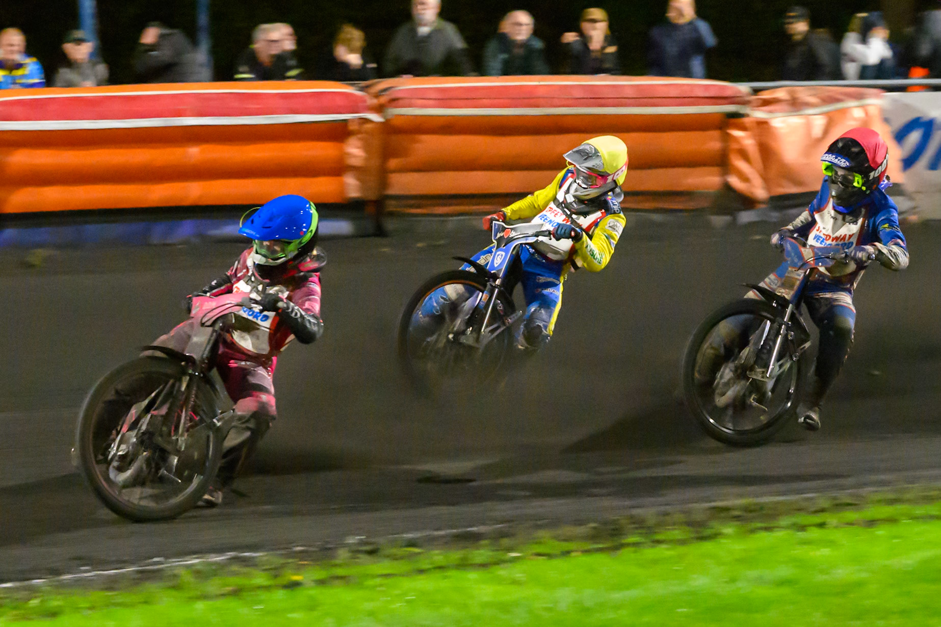 Hannah Grunwald of Germany in Blue leading Leon Sziegiel of Poland in Yellow  and Truis Kamhaug of Norway in Red during the Gouden KENNY Helm at Speedway Veenoord, Veenoord in the Netherlands on Saturday 19th September 2026. (Photo: Ian Charles | MI News)