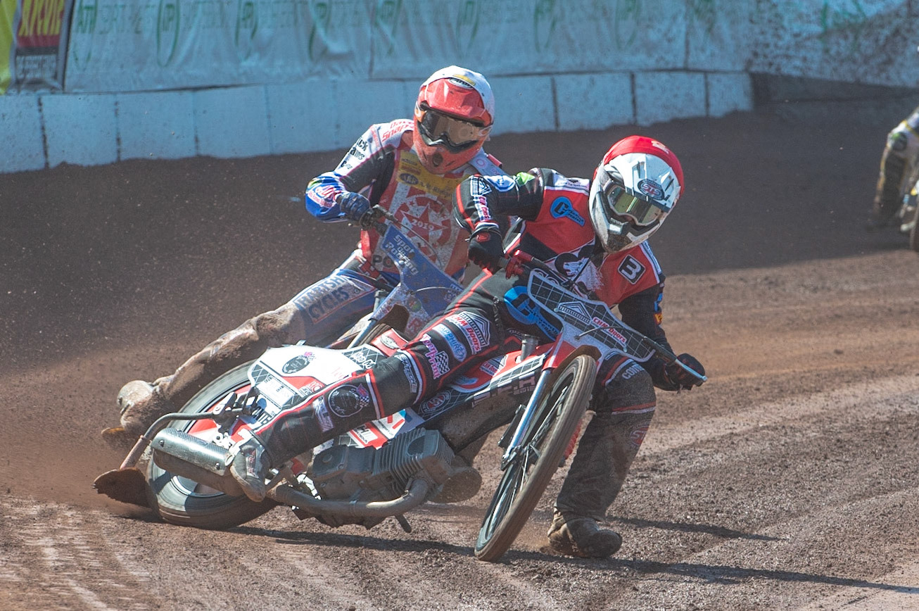 Photo: Ian Charles

Danny Phillips (Red) holds out Tom Perry (White)

Belle Vue Colts v Stoke Potters, National League, Belle Vue National Speedway Stadium, Manchester, Friday 19  April  2019