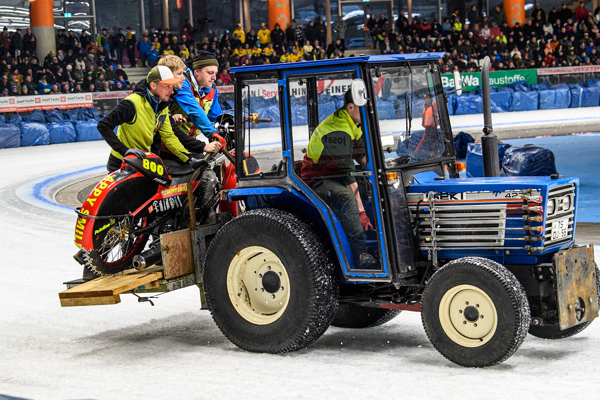 Iwema’s bike is transported back to the pits after his fall during the FIM Ice Speedway Gladiators World Championship Final 1 at the Max-Aicher-Arena, Inzell on Saturday 23 March 2024. (Photo: Ian Charles | MI News)
