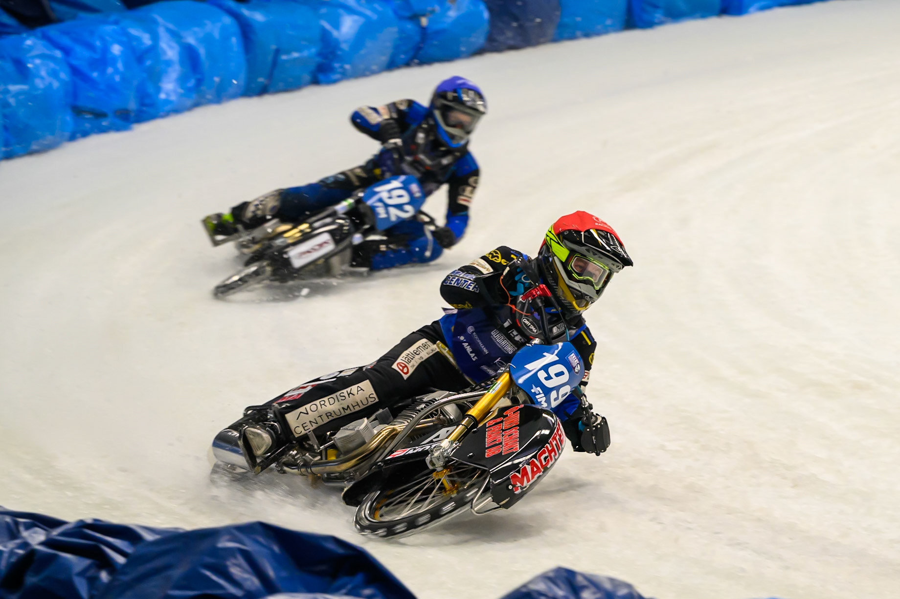 Martin Haarahiltunen (199) of Sweden in Red leading Niclas Svensson (192) of Sweden in Blue during the Ice Speedway Gladiators World Championship Final 2 at Max-Aicher-Arena, Inzell on Sunday 15th March 2026. (Photo: Ian Charles | MI News)