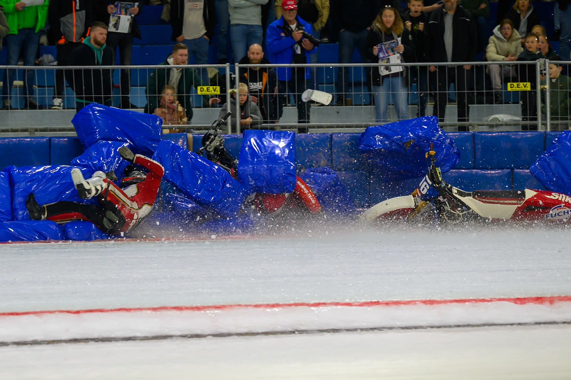 Simon Mayer of Germany in Red and Josef Kreuzberger of Austria in Blue collide and crash  during the ROELOF THIJS BOKAAL at Ice Rink Thialf, Heerenveen on Friday 10th April 2026.  (Photo: Ian Charles | MI News)