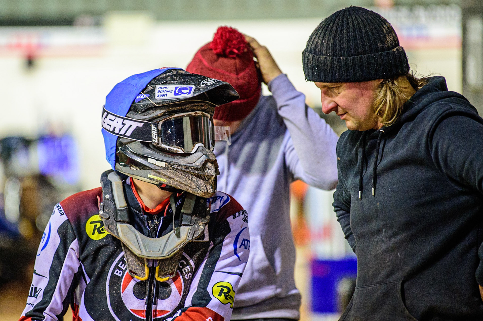 Norick Blödorn  (left) with mechanic Robbie Kessler during the SGB Premiership Grand Final 1st leg between Belle Vue Aces and Sheffield Tigers at the National Speedway Stadium, Manchester on Monday 10th October 2022. (Credit: Ian Charles | MI News)