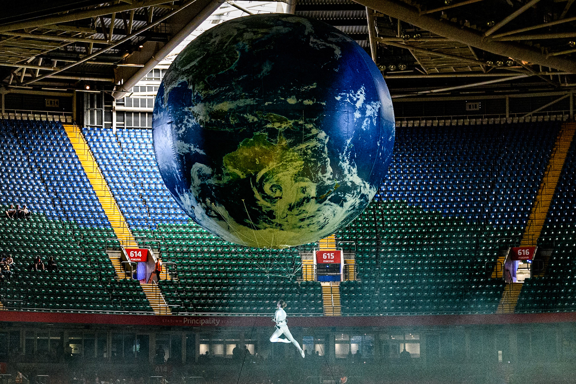 The World Championship Trophy is brought on to the centre of the track by the balloonist during the FIM Speedway Grand Prix of Great Britain at The Principality Stadium, Cardiff on Saturday 17th August 2024. (Photo: Ian Charles | MI News)