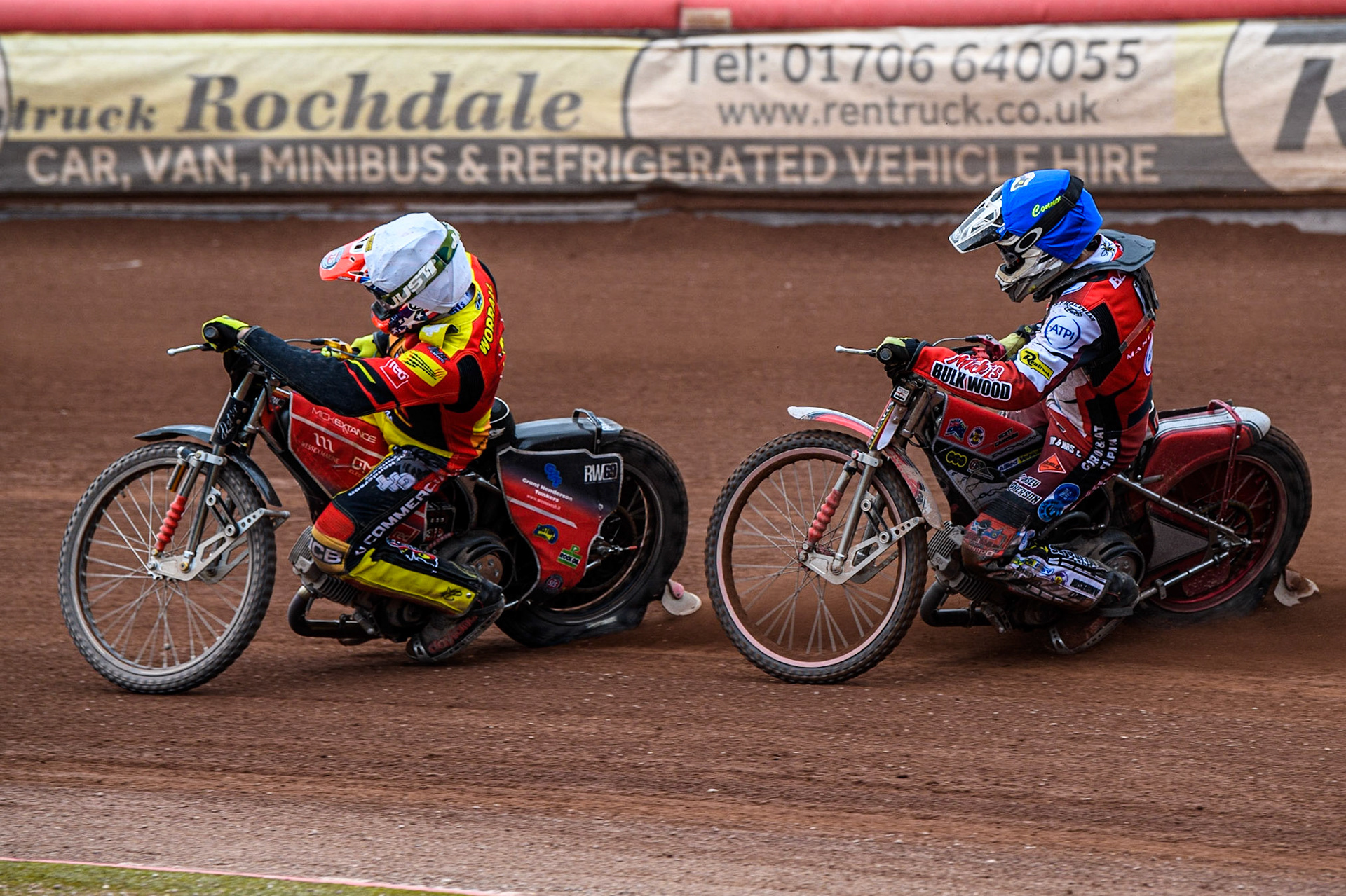 Connor Bailey (Blue) chases Richie Worrall (White) during the Sports Insure Premiership match between Belle Vue Aces and Leicester Lions at the National Speedway Stadium, Manchester on Monday 28th August 2023. (Photo: Ian Charles | MI News)