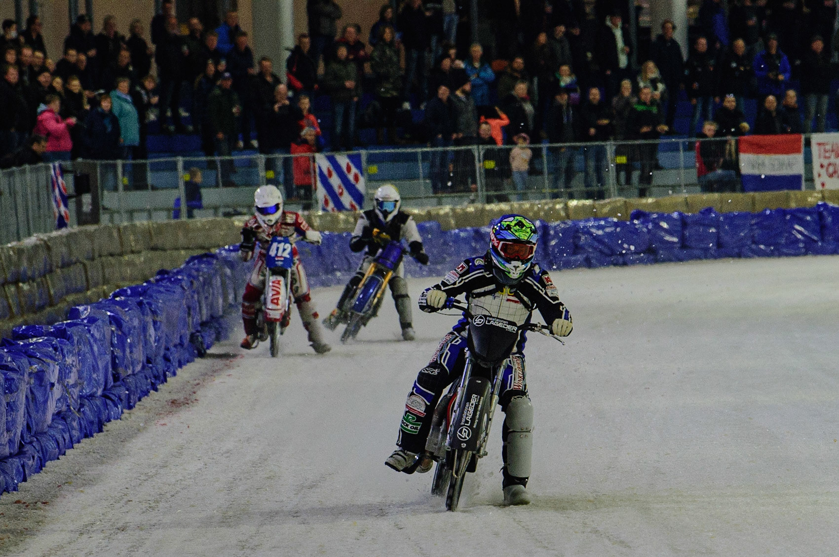 HEERENVEEN, NL. APR 1. Philip Lageder (Blue) leads Niek Schaap (White) and Atte Suolammi (Yellow)  during the ROLOEF THIJS BOKAAL  at Ice Rink Thialf, Heerenveen on Friday 1st April 2022. (Credit: Ian Charles | MI News)