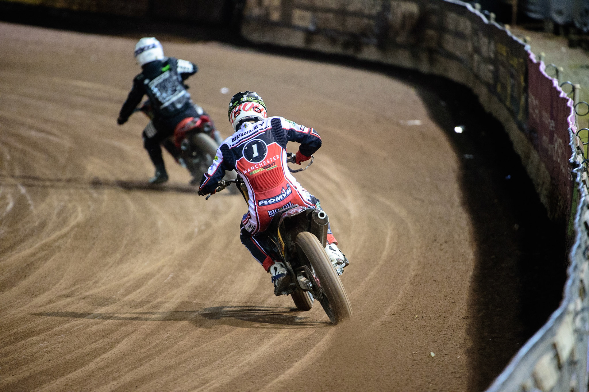 MANCHESTER, UK. OCT 30TH   Dan Bewley (351) chases Rob Mear (500) during the Manchester Masters Sidecar Speedway and Flat Track Racing at the National Speedway Stadium, Manchester on Saturday 30th October 2021. (Credit: Ian Charles | MI News)