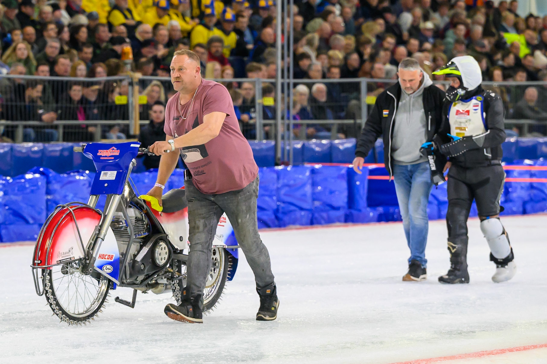 Aron Schokker of The Netherlands  walks back to the pits with his manager Johnny Tuinstra after his heat 2 fall during the ROELOF THIJS BOKAAL at Ice Rink Thialf, Heerenveen on Friday 10th April 2026.  (Photo: Ian Charles | MI News)