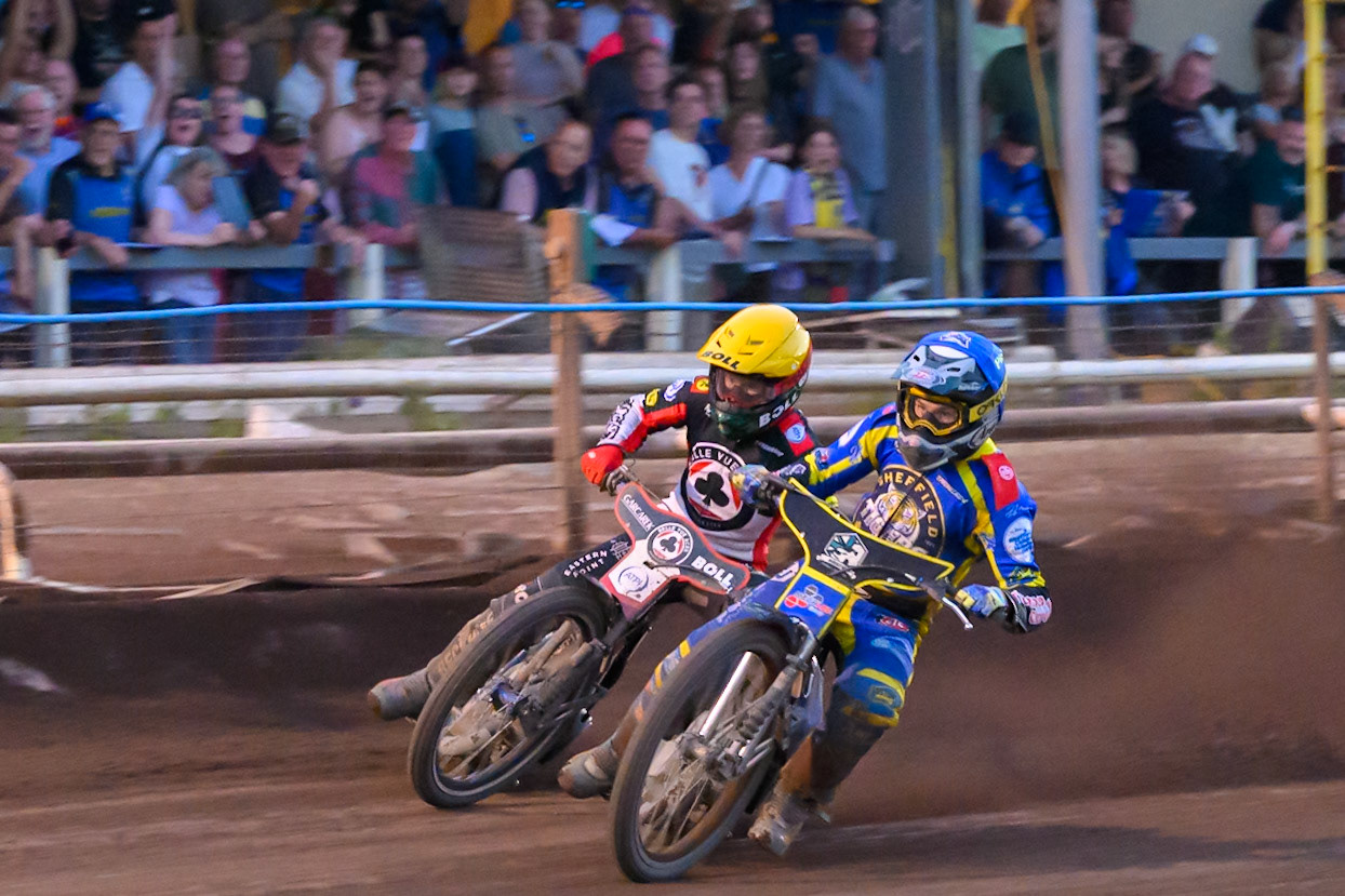 Josh Pickering of Sheffield Tigers in Blue passes Brady Kurtz of Belle Vue Aces in Yellow during the Rowe Motor Oil Premiership match between Sheffield Tigers and Belle Vue Aces at Owlerton Stadium, Sheffield on Monday 25th May 2026. (Photo: Ian Charles | MI News)