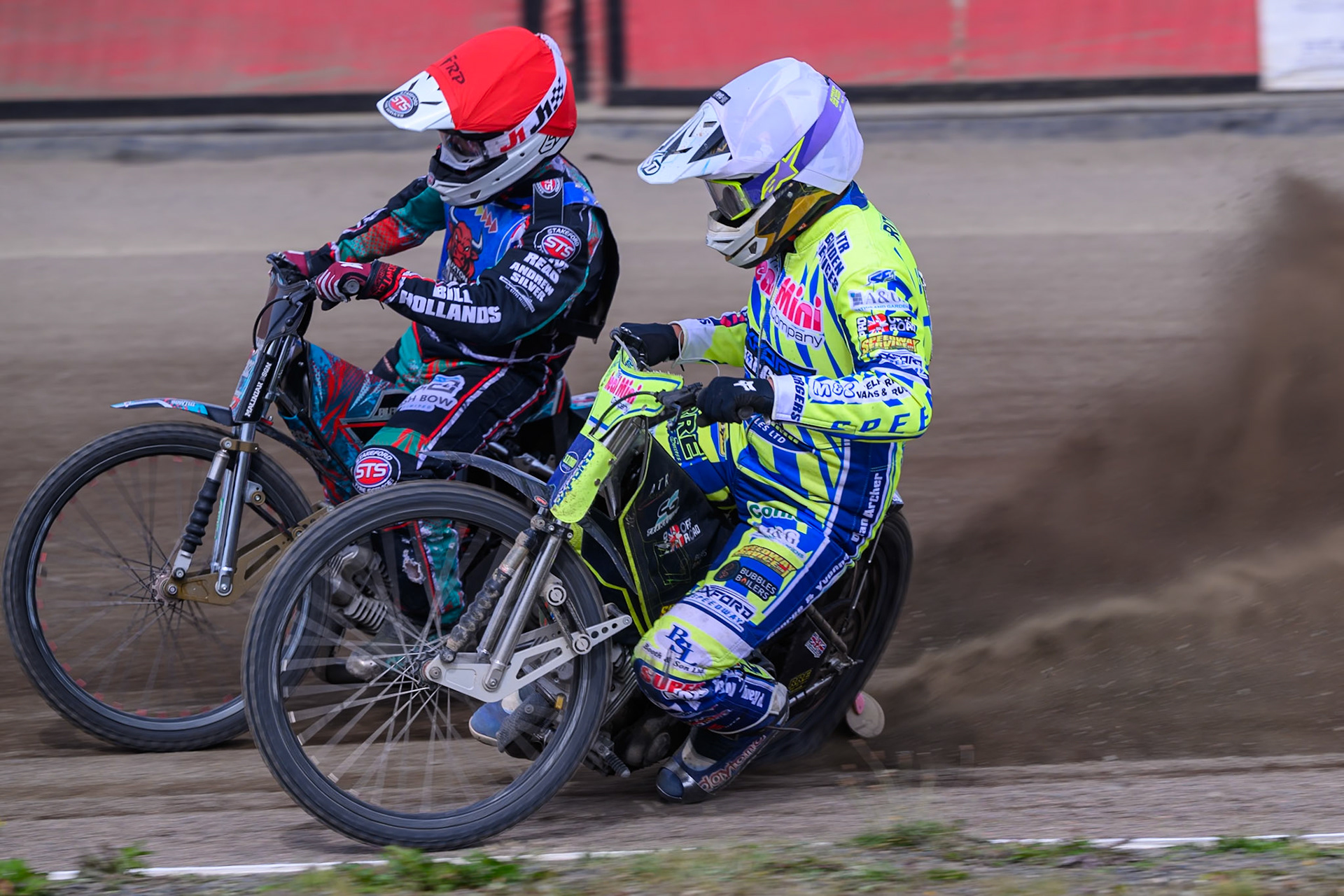 Darryl Ritchings of Oxford Chargers in White tries to pass Alfie Bowtell of Buxton Bulls in Red during the WSRA National Development League match between Buxton Bulls and Oxford Chargers at Hi-Edge Speedway, Buxton on Sunday 2nd August 2026. (Photo: Ian Charles | MI News)