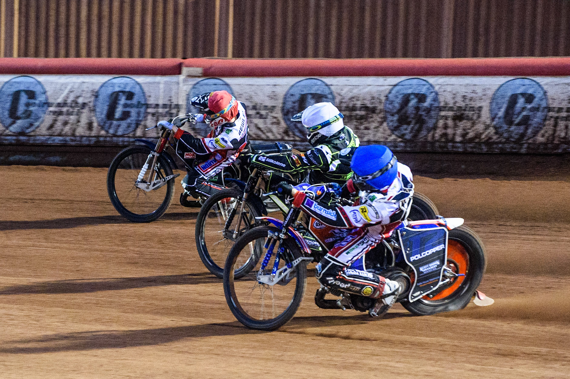 MANCHESTER UKBrady Kurtz   (Blue) inside Danny King  (White) and Dan Bewley  (Red) during the SGB Premiership match between Belle Vue Aces and Ipswich Witches at the National Speedway Stadium, Manchester on Monday 2nd August 2021. (Credit: Ian Charles | MI News)