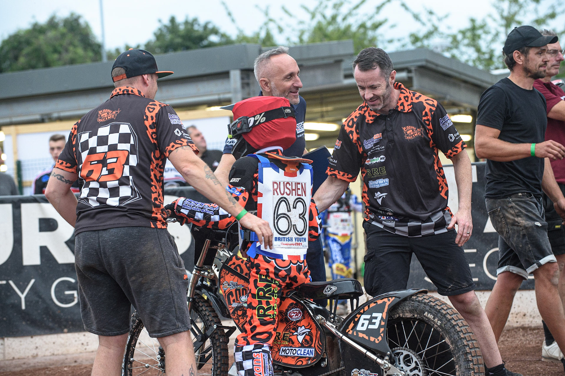 MANCHESTER, UK. AUGUST 2OTH   Cooper Rushen  with his father (left) and team celebrating his win in the A Final at the National Speedway Stadium, Manchester on Friday 20th August 2021. (Credit: Ian Charles | MI News)