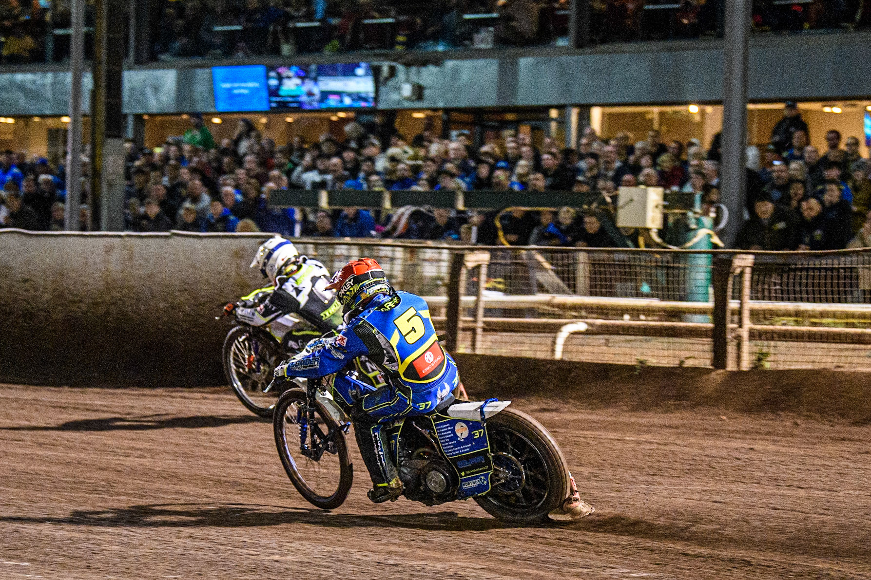 Chris Harris (Red) chases Emil Sayfutdinov (White) during the Sports Insure Premiership Grand Final Second Leg match between Sheffield Tigers and Ipswich Witches at Owlerton Stadium, Sheffield on Thursday 5th October 2023. (Photo: Ian Charles | MI News)