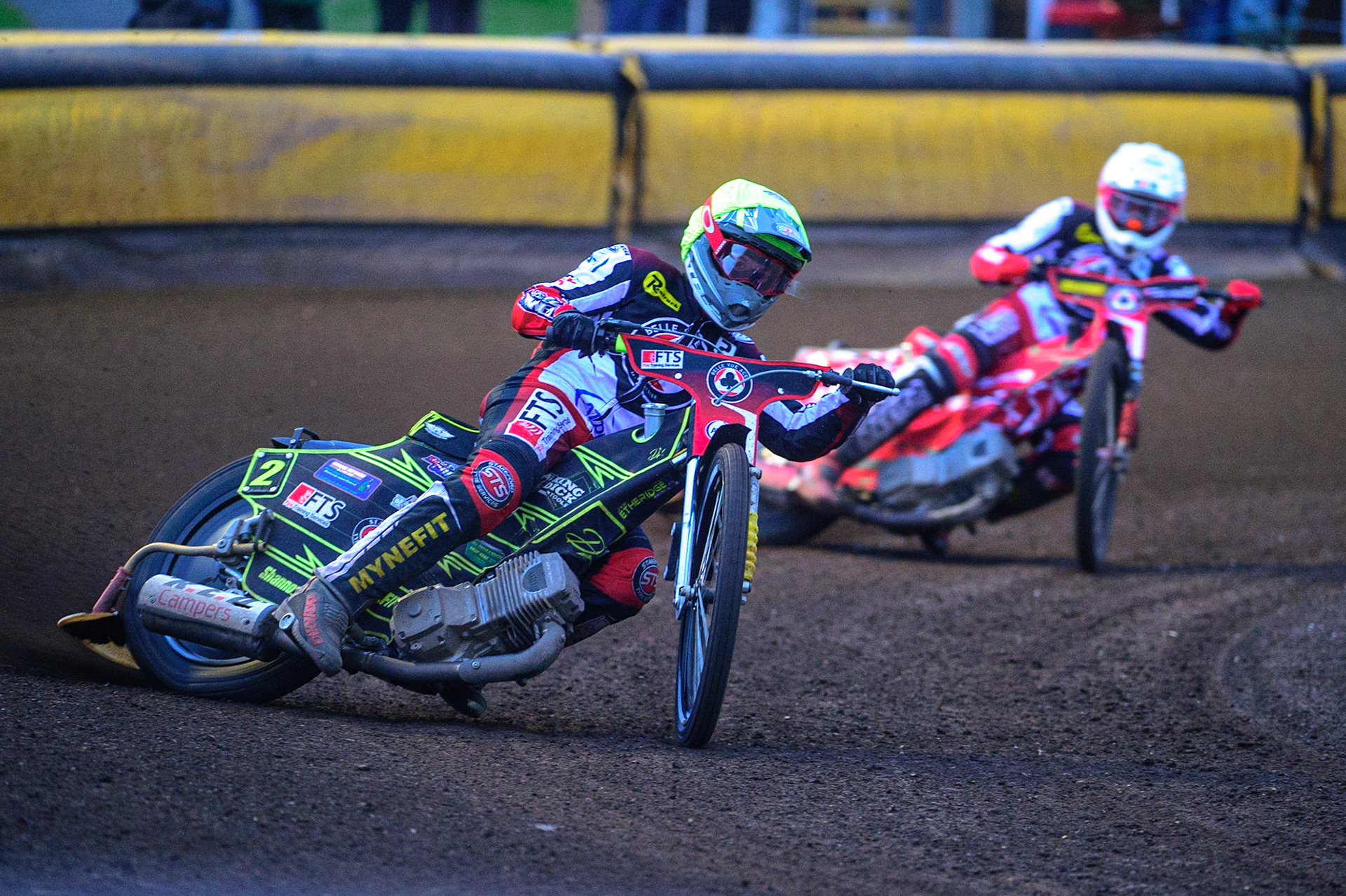 PETERBOROUGH, UK. MAY 9TH  Jye Etheridge  (Yellow) and Max Fricke  (White) go for maximum heat points for the Aces during the SGB Premiership match between Peterborough Panthers and Belle Vue Aces at East of England Showground, Peterborough on Monday 9th May 2022. (Credit: Ian Charles | MI News)