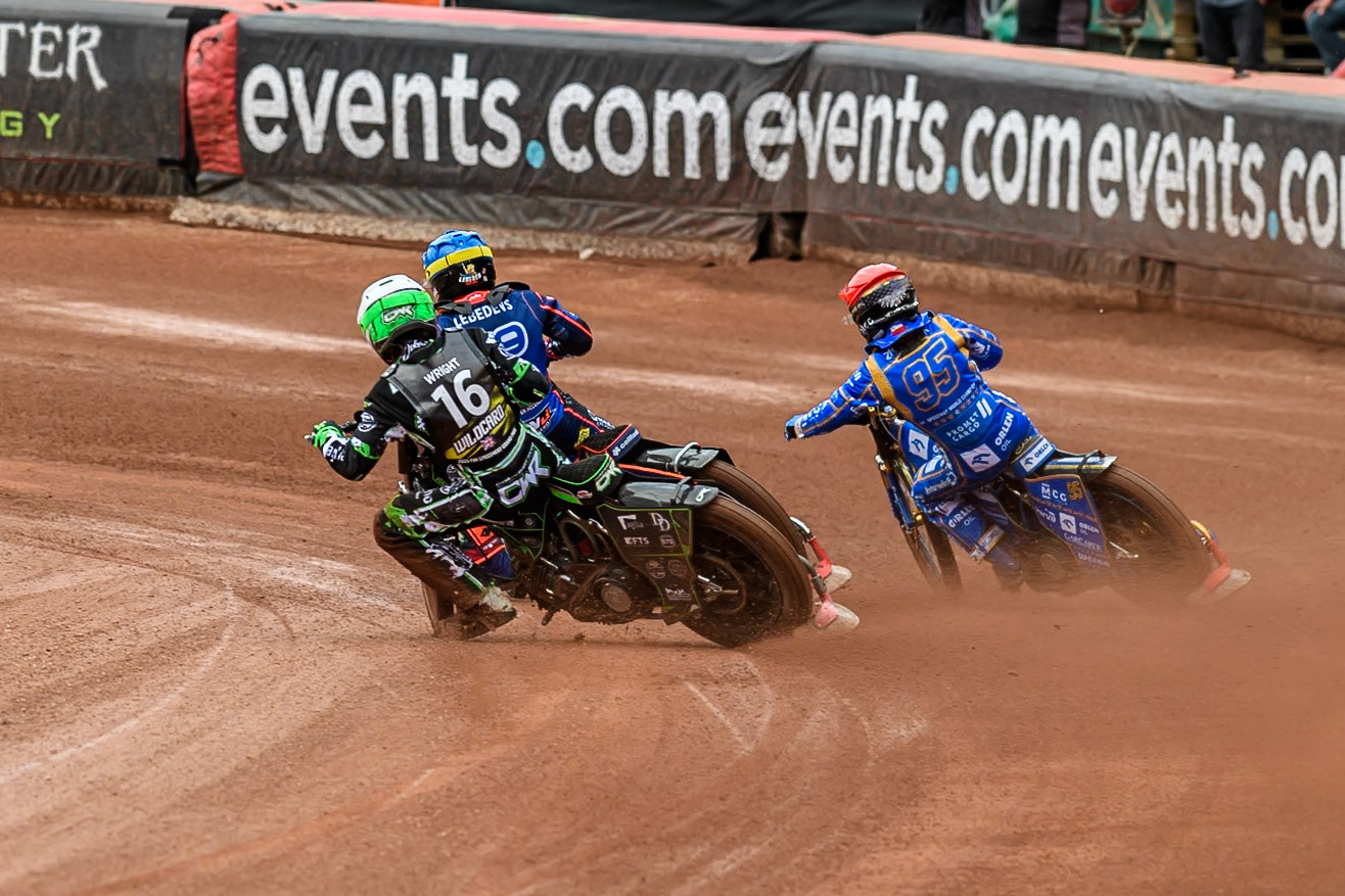 Wild Card Charles Wright (16) of Great Britain in White chases Bartosz Zmarzlik (95) of Poland in Red and Andzejs Lebedevs (29) of Latvia in Blue during the ATPI FIM Speedway Grand Prix Round 4 at the National Speedway Stadium, Manchester, on Friday 13th June 2025. (Photo: Ian Charles | MI News)