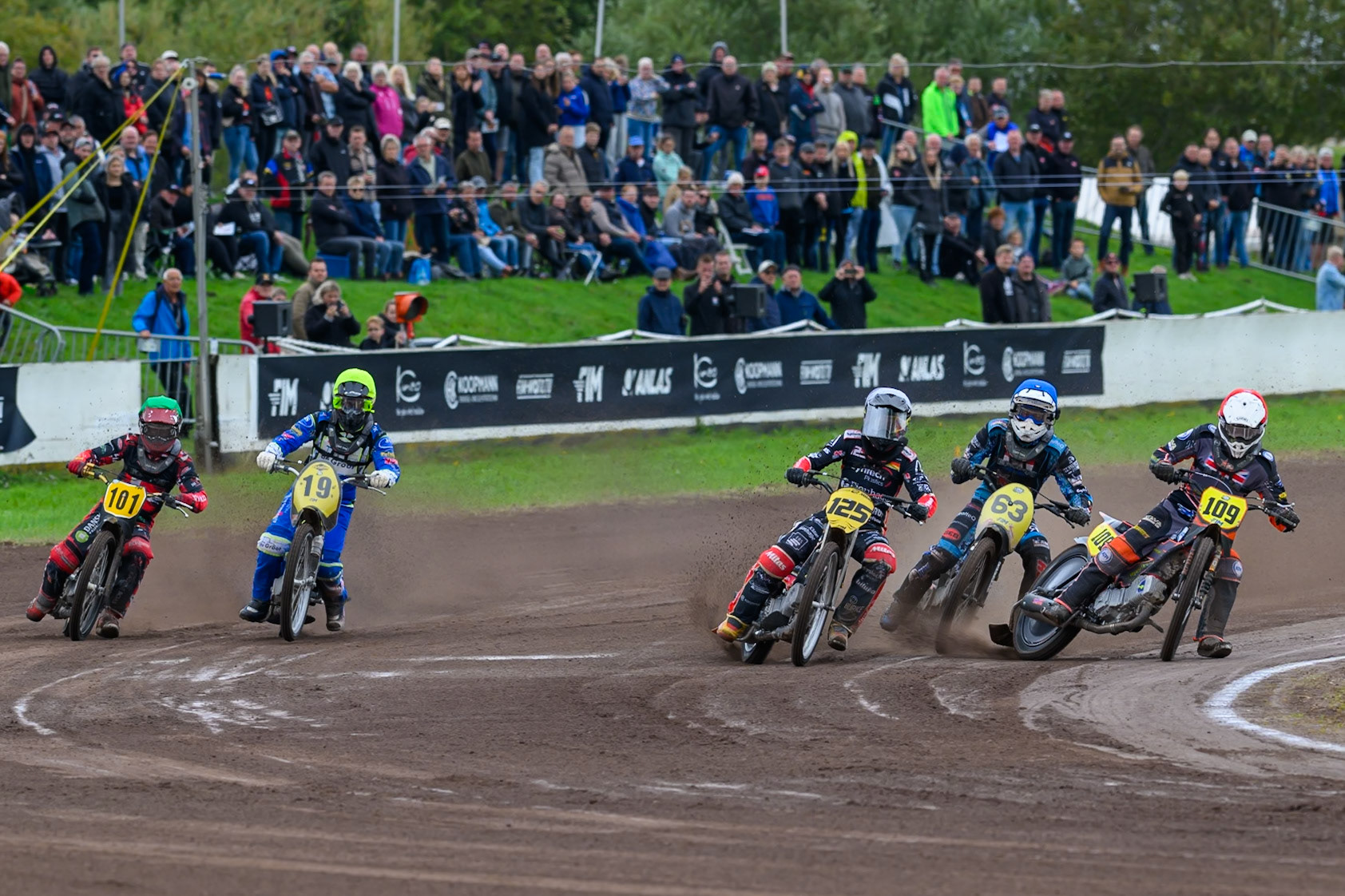 (L to R) Heat 3: Patrick Kruse (101) of Denmark in Green, William Kruit (19) of The Netherlands in Yellow, Lukas Fienhage (125) of Germany in White, Dave Meijerink (63) of The Netherlands in Blue and Zach Wajtknecht (109) of Great Britain in Red during the FIM Long Track World Championship Final 4, at the Speed Centre Roden, Netherlands on Sunday 21st September 2025. (Photo: Ian Charles | MI News)during the FIM Long Track World Championship Final 4, at the Speed Centre, Roden on Sunday 21st September 2025. (Photo: Ian Charles | MI News)