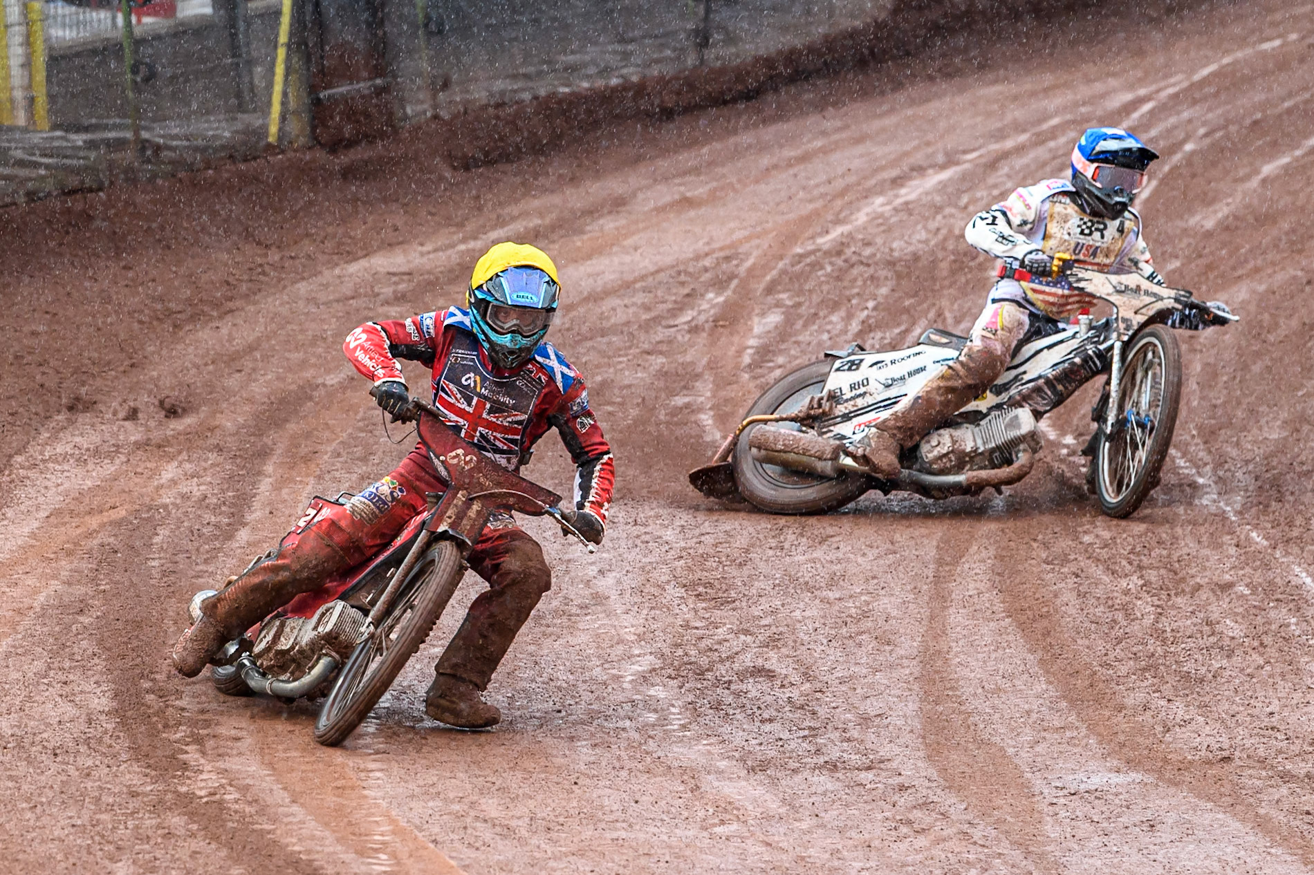 Ashton Boughen of Great Britain in Yellow leading Slater Lightcap of The United States in Blue during the FIM SGP2 Qualifying Round at the Peugeot Ashfield Stadium in Glasgow on Saturday 24th May 2025. (Photo: Ian Charles | MI News)