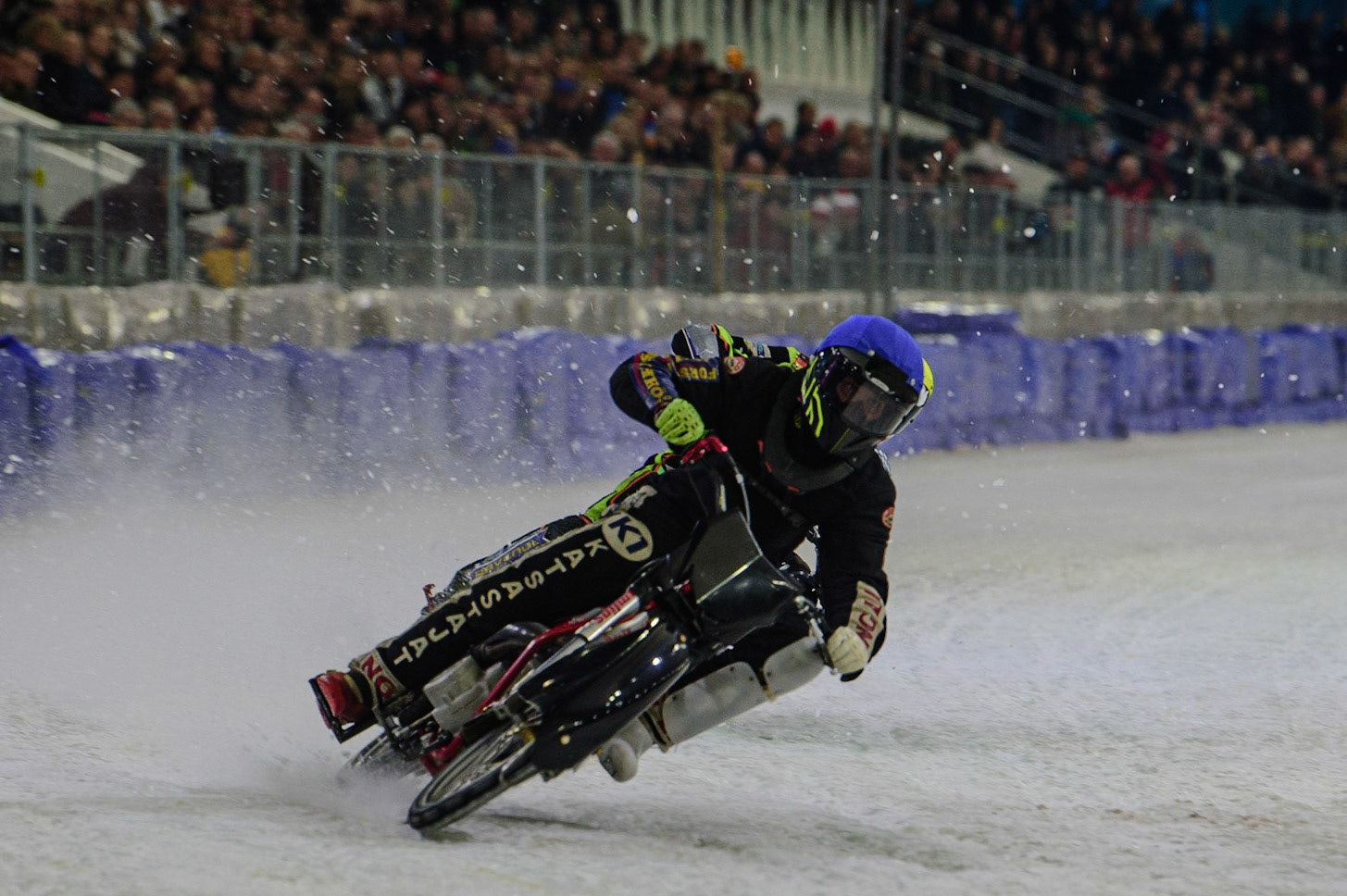 HEERENVEEN, NL. APR 1.  Henri Ahlbom (Blue) leads Benedikt Monn (partially hidden) during the ROLOEF THIJS BOKAAL  at Ice Rink Thialf, Heerenveen on Friday 1st April 2022. (Credit: Ian Charles | MI News)