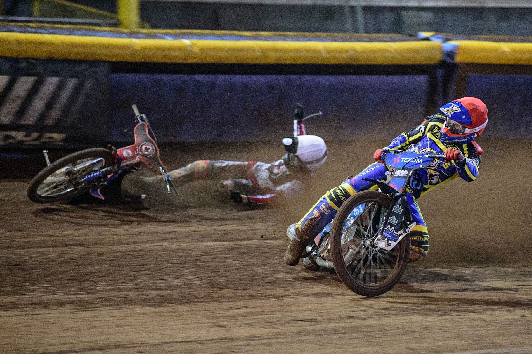 Tobiasz Musielak (Red) brings down Brady Kurtz  (White) during the SGB Premiership Grand Final 2nd Leg between Sheffield Tigers and Belle Vue Aces at Owlerton Stadium, Sheffield on Thursday 13th October 2022. (Credit: Ian Charles | MI News)