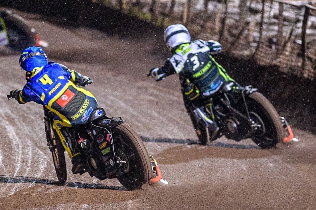 Josh Pickering (Blue) inside Danny King (White) during the Sports Insure Premiership Grand Final Second Leg match between Sheffield Tigers and Ipswich Witches at Owlerton Stadium, Sheffield on Thursday 5th October 2023. (Photo: Ian Charles | MI News)