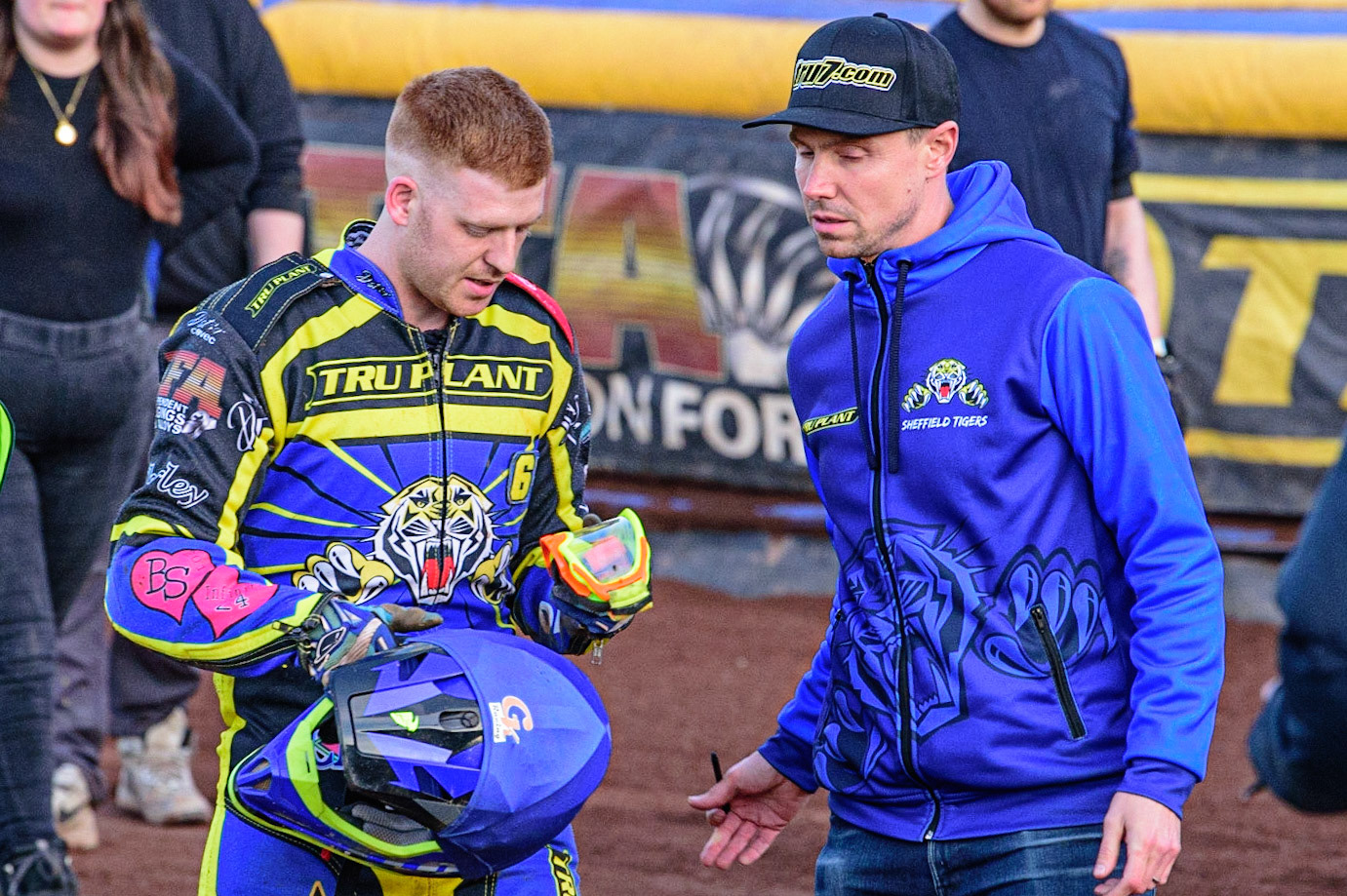 SHEFFIELD, UK. MAY 26TH  Norick Blödorn  (left) with Sheffield team manager Simon Stead   after his fall during the SGB Premiership match between Sheffield Tigers and Belle Vue Aces at Owlerton Stadium, Sheffield on Thursday 26th May 2022. (Credit: Ian Charles | MI News)