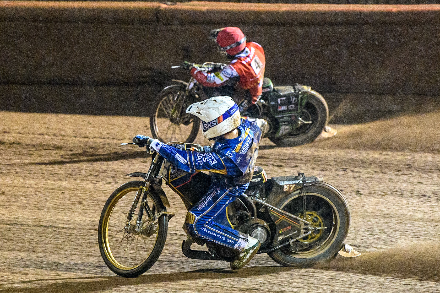 Connor Mountain (White) inside Charles Wright (Red) during the Sports Insure Premiership match between Belle Vue Aces and King's Lynn Stars at the National Speedway Stadium, Manchester on Monday 21st August 2023. (Photo: Ian Charles | MI News)